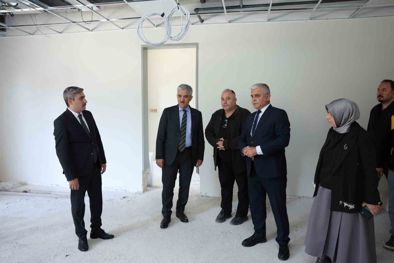 DÜZCE VALİSİ MEHMET MAKAS, AĞA MAHALLESİ'NDEKİ RIZA MALATYALI İLKOKULU İLE UZUNMUSTAFA MAHALLESİ'NDEKİ UZUNMUSTAFA İLKOKULU EK HİZMET BİNASINDA İNCELEMELERDE BULUNDU. İNŞAAT ÇALIŞMALARINDA SONA GELİNEN EĞİTİM YATIRIMLARININ KISA SÜREDE HİZMETE ALINMASI HEDEFLENİYOR.