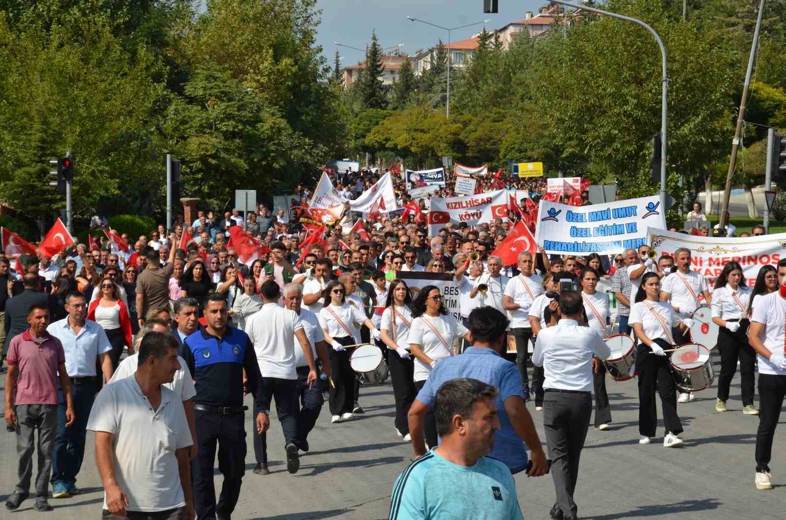 ADIYAMAN'IN BESNİ İLÇESİNDE BU YIL 28'İNCİSİ DÜZENLENEN BESNİ EĞİTİM BAYRAMI, YÜZLERCE KİŞİNİN KATILDIĞI YÜRÜYÜŞ VE AÇILIŞ TÖRENİYLE BAŞLADI.