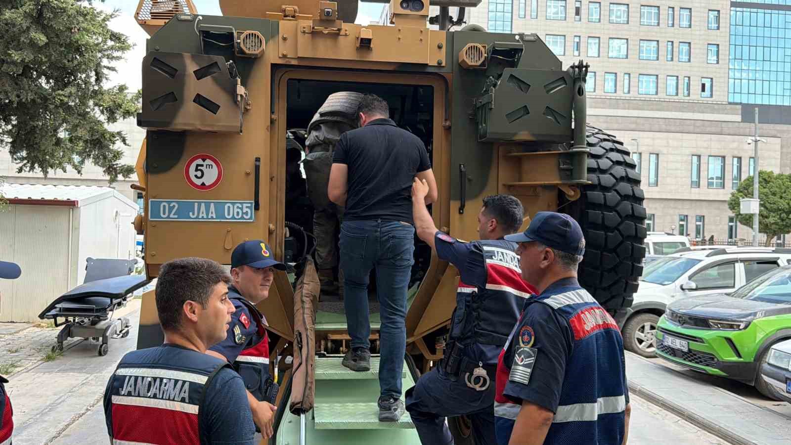 ADIYAMAN’DA ENİŞTESİNİ VURUP ÖLDÜRDÜKTEN SONRA ‘YARALI VAR’ İHBARINDA BULUNARAK KAYIPLARA KARIŞAN KAYINBİRADER, JANDARMA VE SAVCILIĞIN TİTİZ ÇALIŞMALARI SONUCU YAKALANDI.