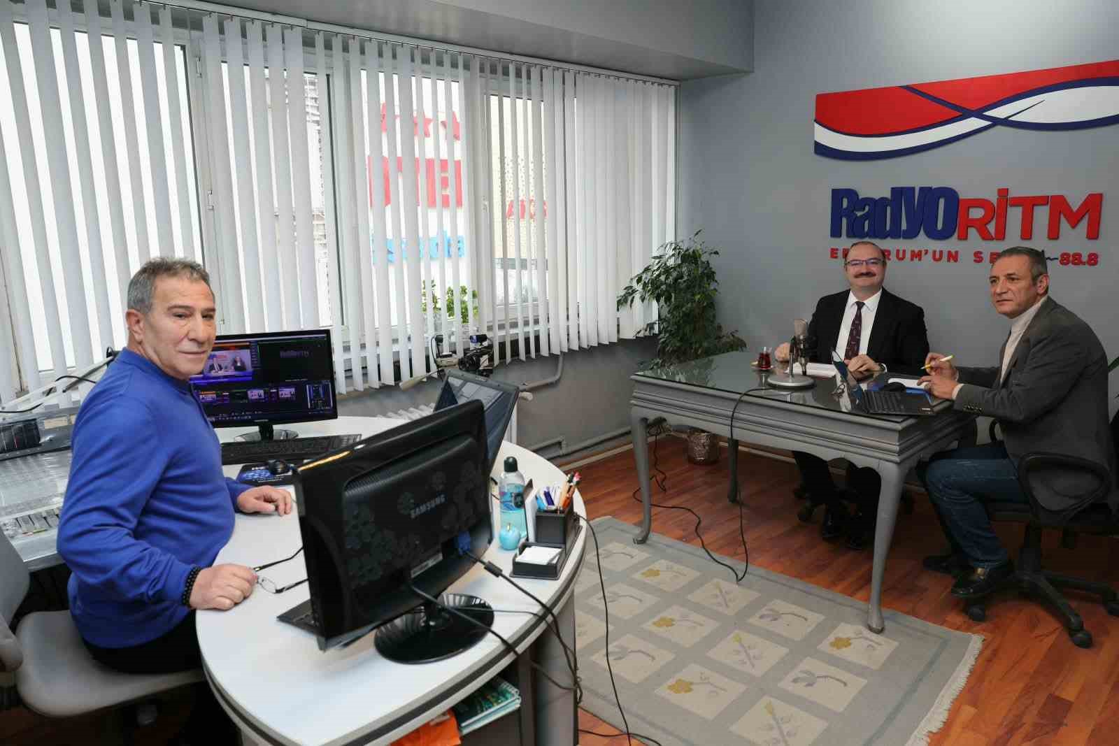 ATATÜRK ÜNİVERSİTESİ REKTÖRÜ PROF. DR. AHMET HACIMÜFTÜOĞLU, SESLİ GAZETE’DE İLAÇ HAMMADDESİ ÜRETİMİNDEN 400 YATAKLI KANSER HASTANESİ ÇALIŞMASINA, MANAS İŞ BİRLİĞİNDEN ERZURUM’UN SORUNLARINA ÇÖZÜM ARAYIŞINA KADAR ÜNİVERSİTENİN HEDEFLERİNİ ANLATTI.