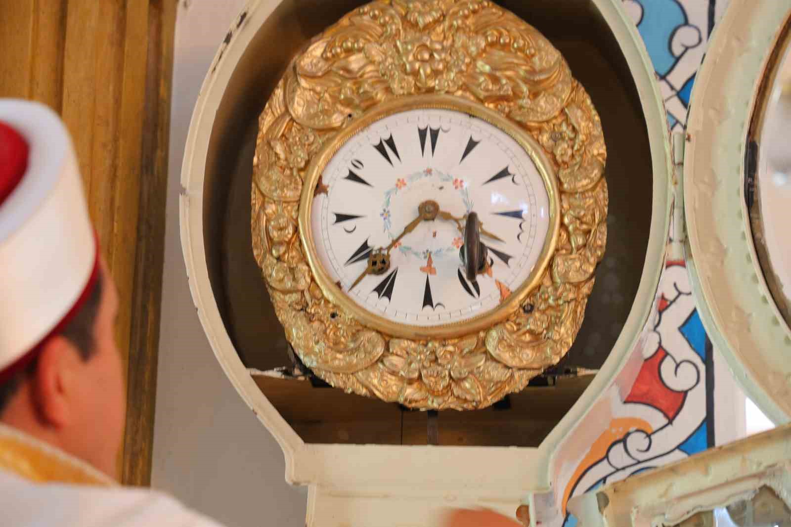 CAMİNİN İÇİNDEKİ DUVARDAKİ ASILI SAATİN YAKLAŞIK 97 YILLIK OLDUĞU BELİRTİLİYOR