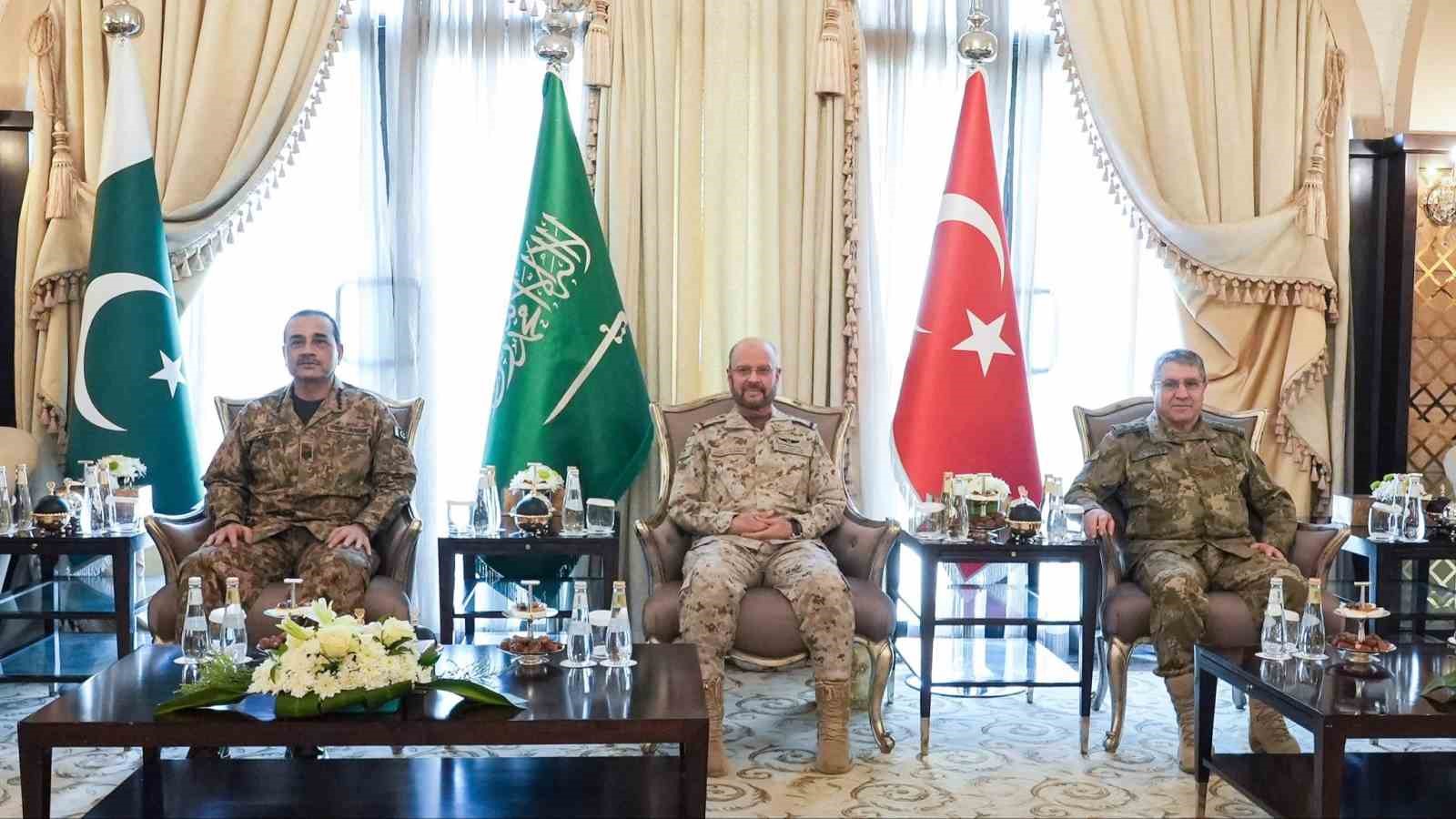 GENELKURMAY BAŞKANI ORGENERAL SELÇUK BAYRAKTAROĞLU, SUUDİ ARABİSTAN’IN BAŞKENTİ RİYAD’DA MEKKE ORTAK SAVUNMA ANLAŞMASI KAPSAMINDA DÜZENLENEN TOPLANTIYA KATILDI.