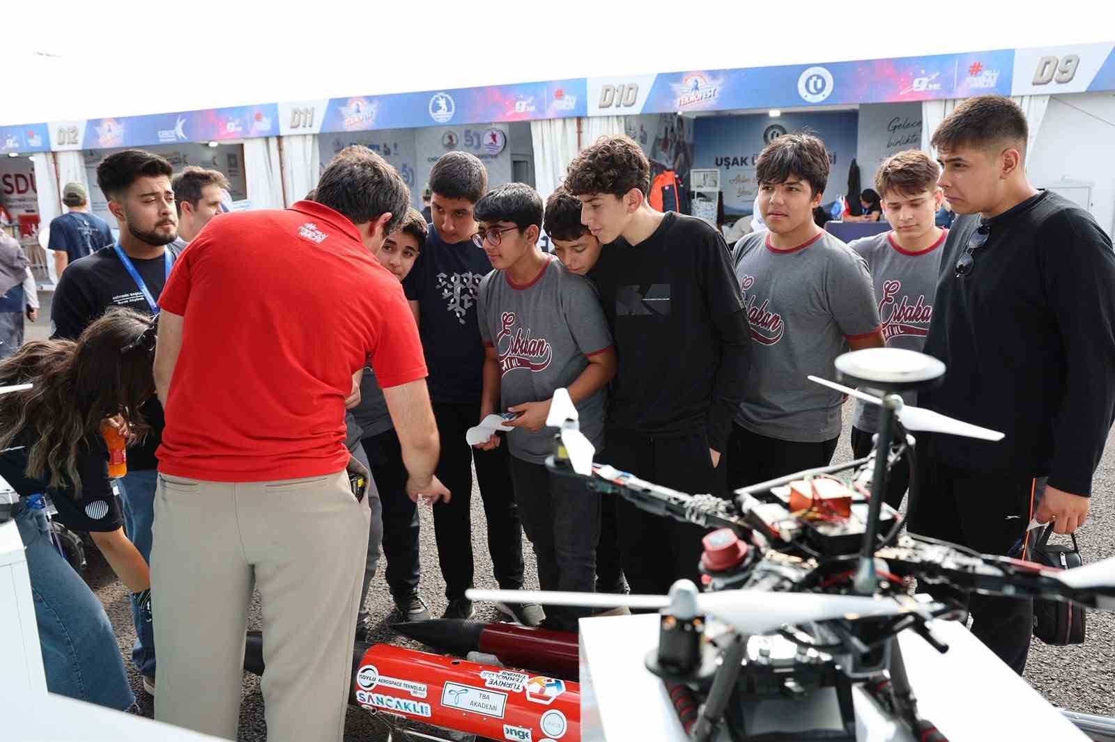 DÜZCE ÜNİVERSİTESİ ÖĞRENCİLERİ VE AKADEMİSYENLERİ, E-6 NOLU STANTTA, SAĞLIKTAN HAVACILIĞA, YAPAY ZEKÂDAN OTONOM ARAÇLARA VE MODEL UYDU SİSTEMLERİNE KADAR BİRÇOK ALANDA GELİŞTİRDİKLERİ YENİLİKÇİ PROJELERİ TANITIRKEN, ZİYARETÇİLERDEN YOĞUN İLGİ GÖRÜYOR.