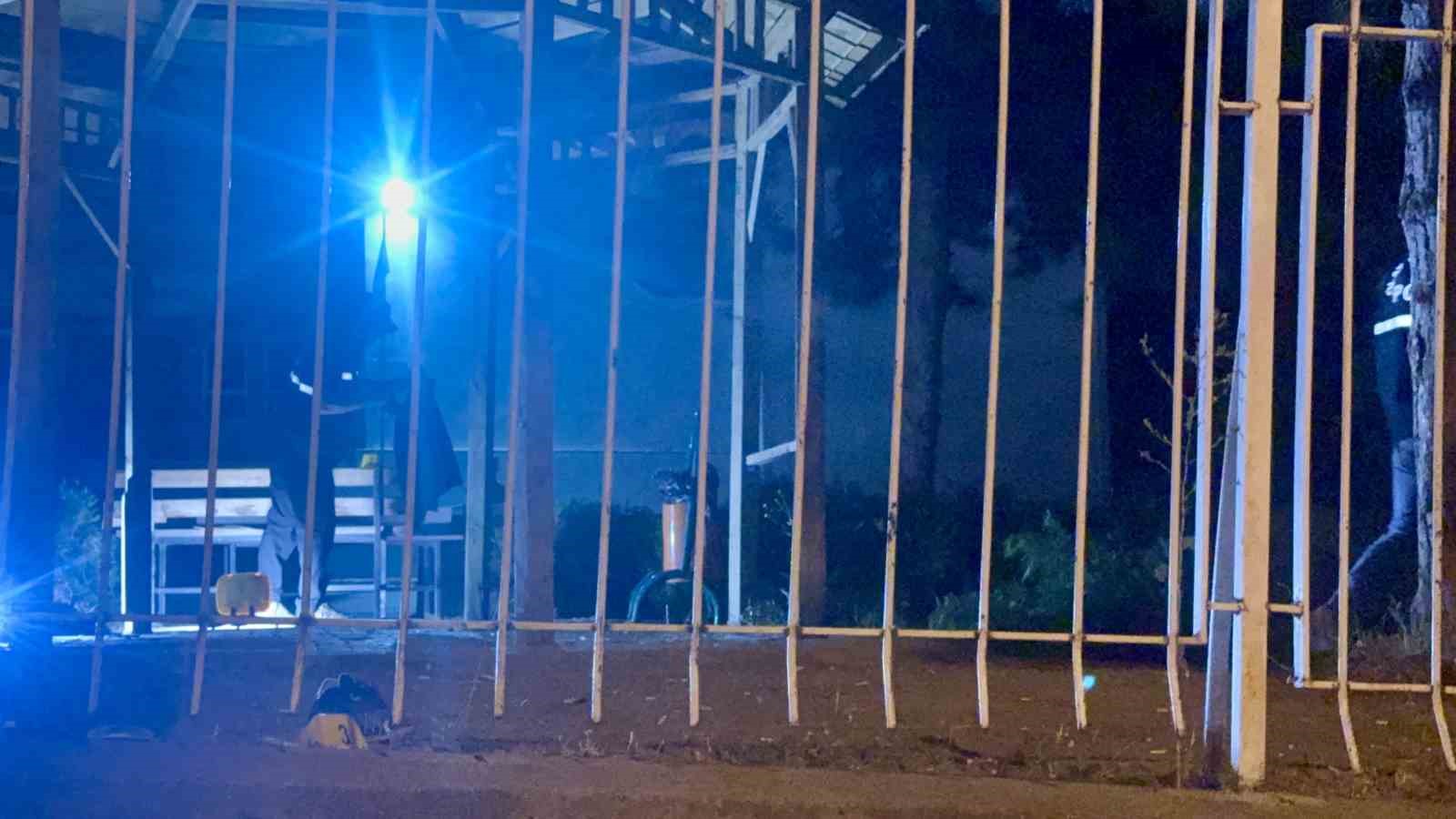 TOKAT’TA OKUL BAHÇESİNDE İKİ GRUP ARASINDA ÇIKAN KAVGADA 1 KİŞİ 3 YERİNDEN BIÇAKLANARAK AĞIR YARALANDI.
