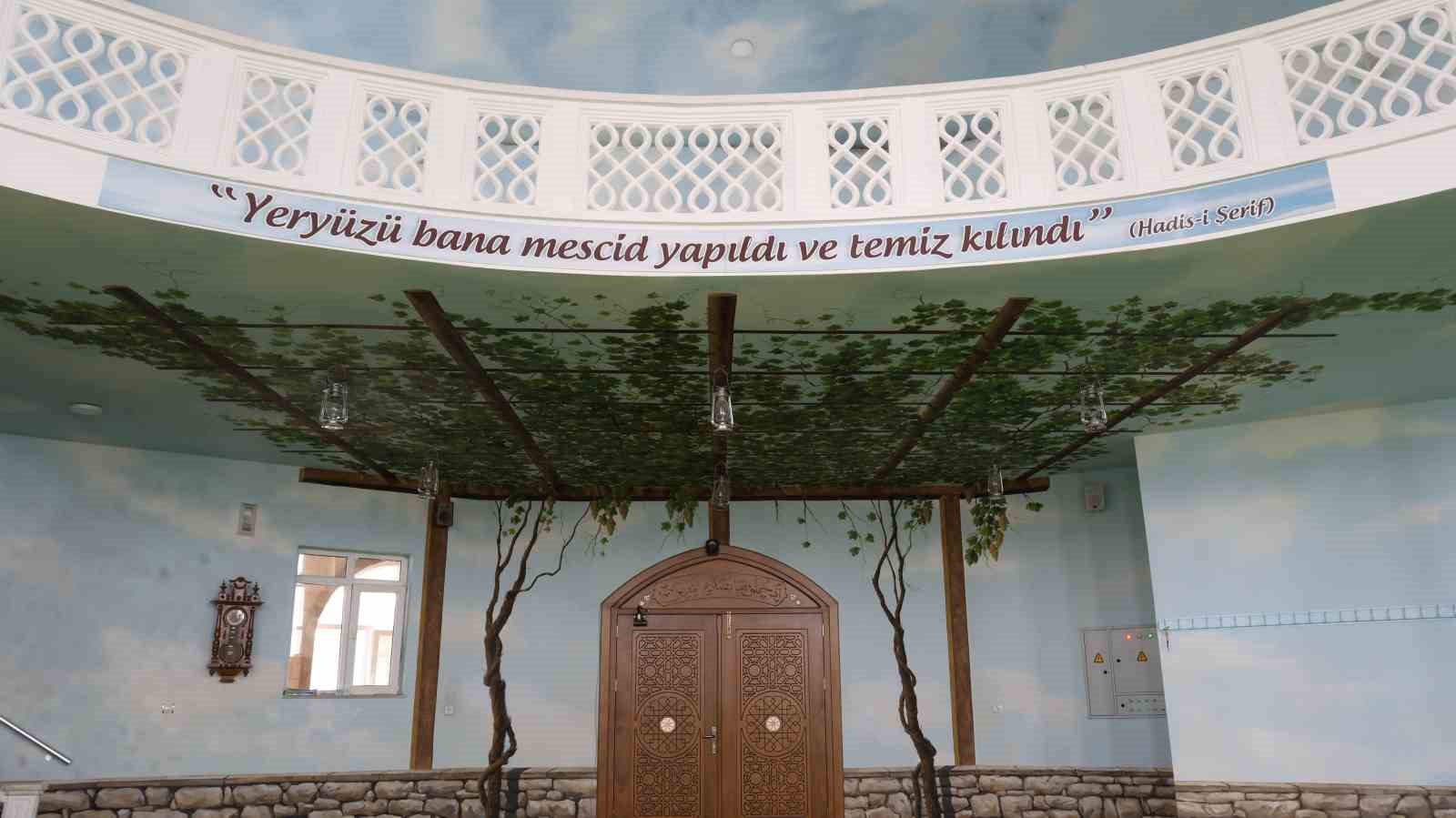 KIRŞEHİR’DE İÇ MİMARİSİ VE CENNET TASVİRLERİYLE DİKKAT ÇEKEN HAMİDİYE CAMİİ, SOSYAL MEDYA FENOMENLERİNİN YANI SIRA VATANDAŞLARIN DA İLGİSİNİ ÇEKİYOR.