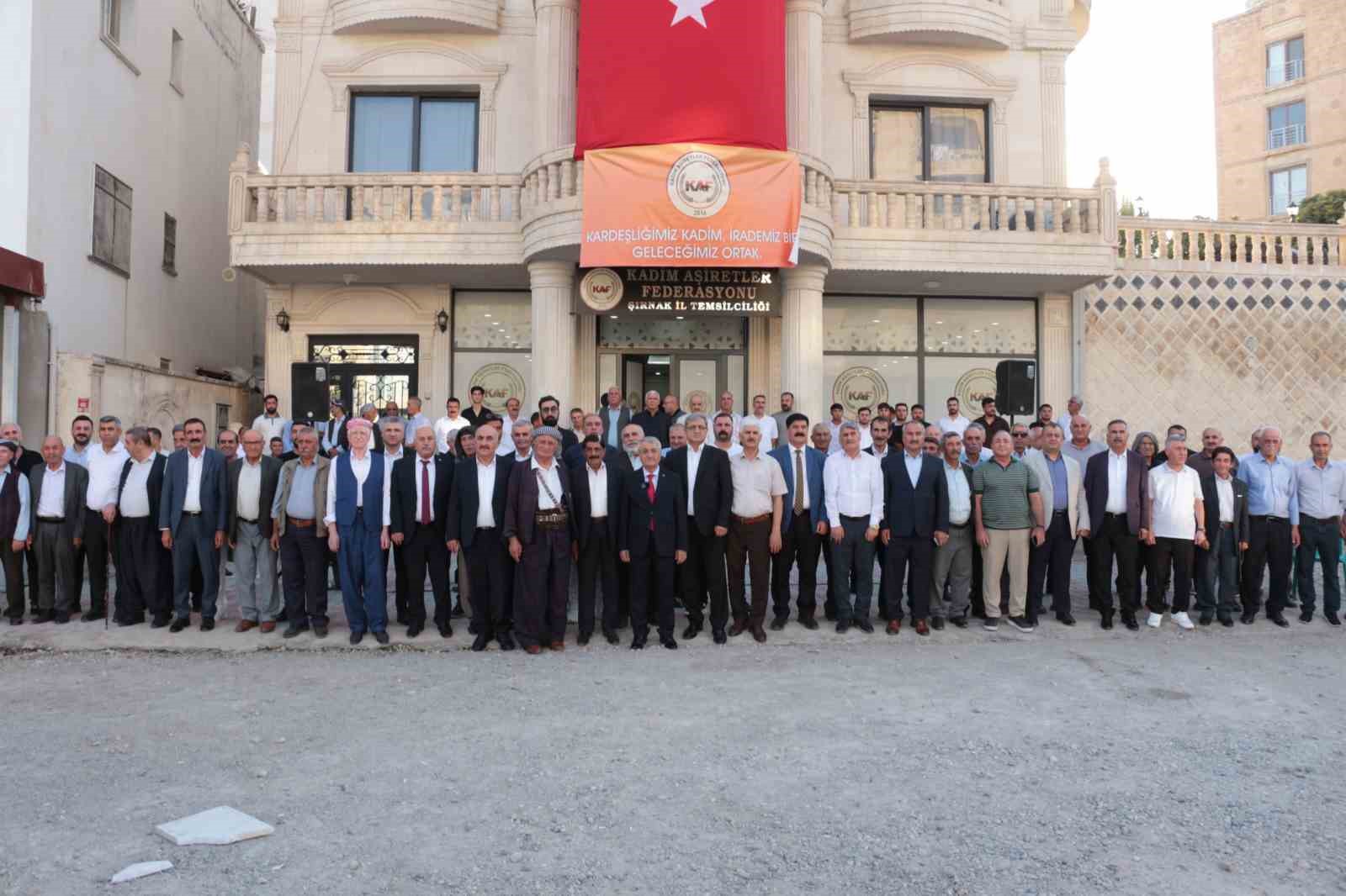 ŞIRNAK’TA KADİM AŞİRETLER FEDERASYONU İL BAŞKANLIĞI ÖNCÜLÜĞÜNDE BİR ARAYA GELEN AŞİRET LİDERLERİ, KANAAT ÖNDERLERİ VE SİVİL TOPLUM KURULUŞU TEMSİLCİLERİ, TBMM'DE KABUL EDİLEN "ÇERÇEVE YASA"YA DESTEK VERDİKLERİNİ AÇIKLADI.