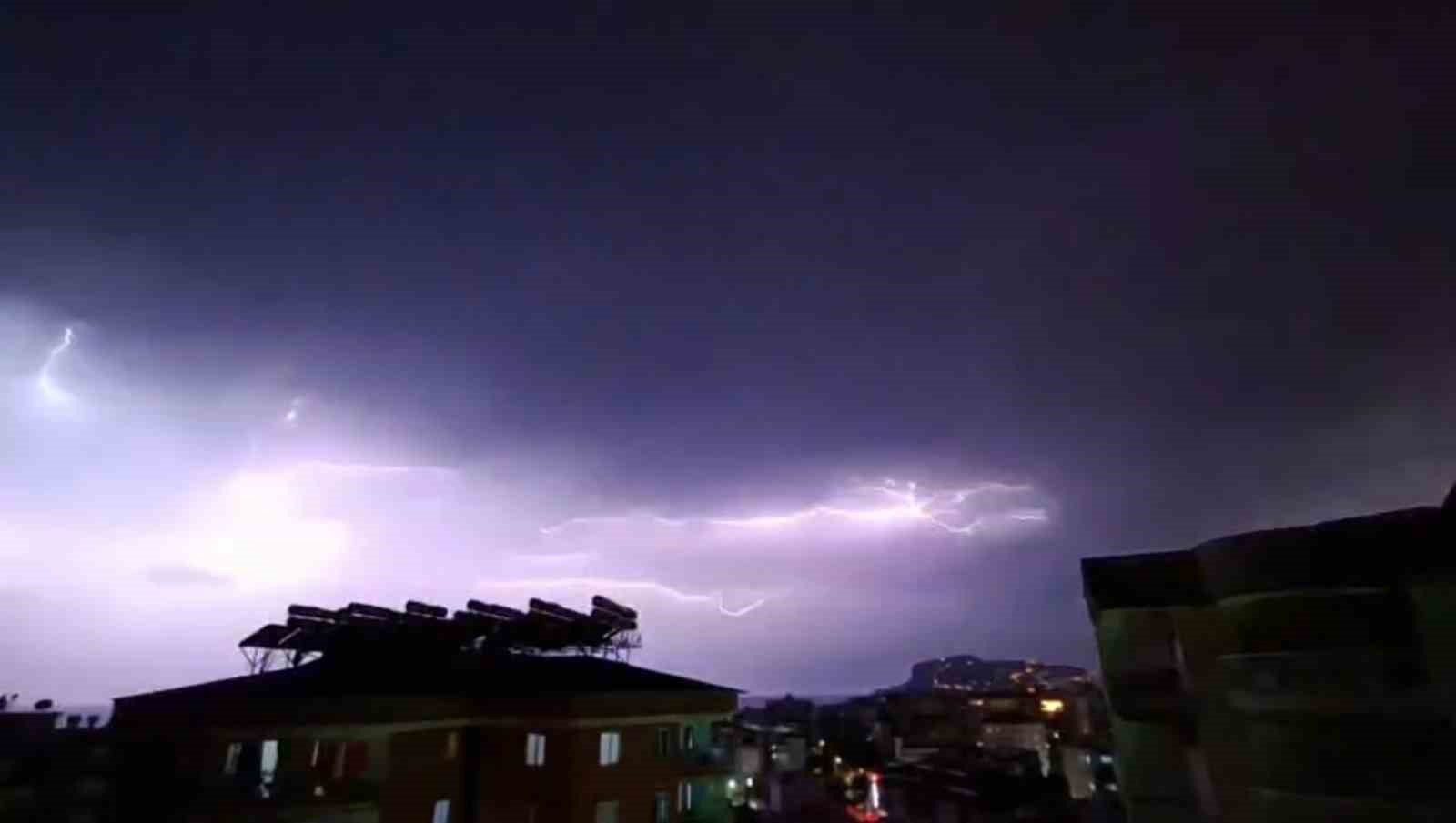 ANTALYA'NIN ALANYA İLÇESİNDE ETKİLİ OLAN SAĞANAK YAĞIŞLA BİRLİKTE ÇAKAN ŞİMŞEKLER GÖKYÜZÜNÜ AYDINLATTI.