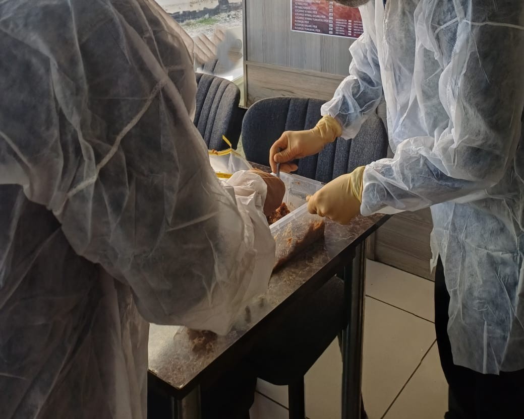 UŞAK İL TARIM VE ORMAN MÜDÜRLÜĞÜ EKİPLERİ TARAFINDAN ET VE ET ÜRÜNLERİNE YÖNELİK GERÇEKLEŞTİRİLEN DENETİMLERDE, ÇEŞİTLİ ÜRÜNLERDEN ANALİZ EDİLMEK ÜZERE NUMUNELER ALINDI.