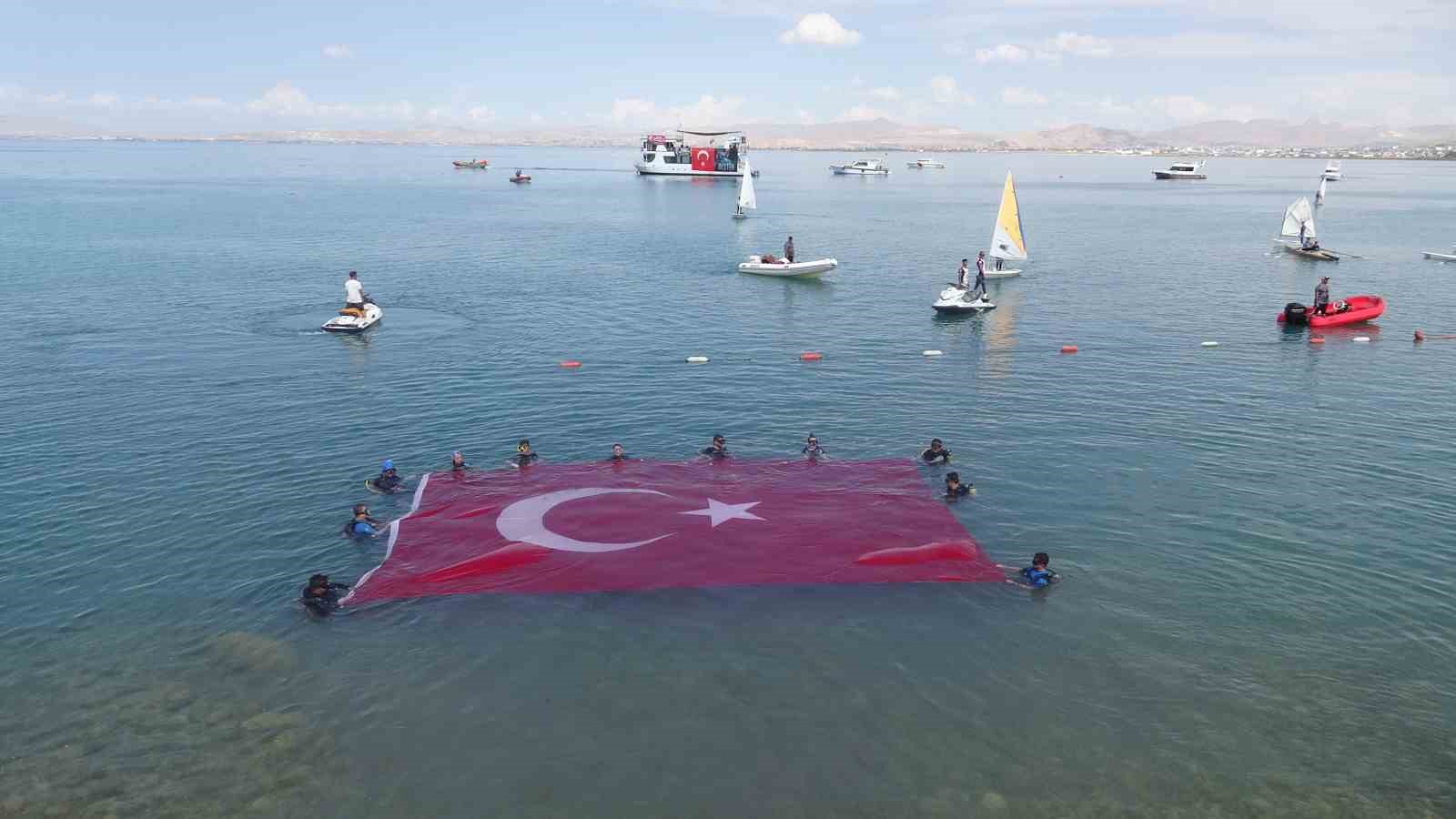 VAN’DA BU YIL İKİNCİSİ DÜZENLENEN GÖLFEST, GENÇLERİ KÜLTÜR, SANAT VE SPOR ETKİNLİKLERİNDE BULUŞTURURKEN, VAN GÖLÜ SAHİLİNDEKİ SU SPORLARI GÖSTERİLERİ FESTİVALE RENK KATTI.