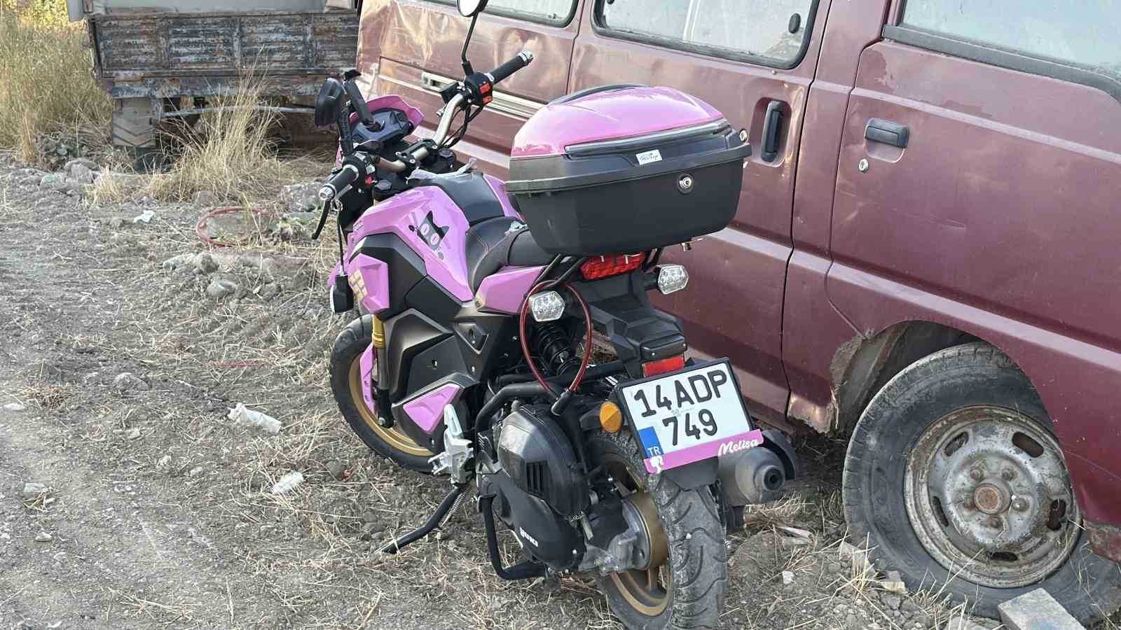 BOLU’DA, D-100 KARA YOLUNDA MOTOSİKLET İLE OTOMOBİLİN ÇARPIŞTIĞI KAZADA 2 KİŞİ YARALANDI.