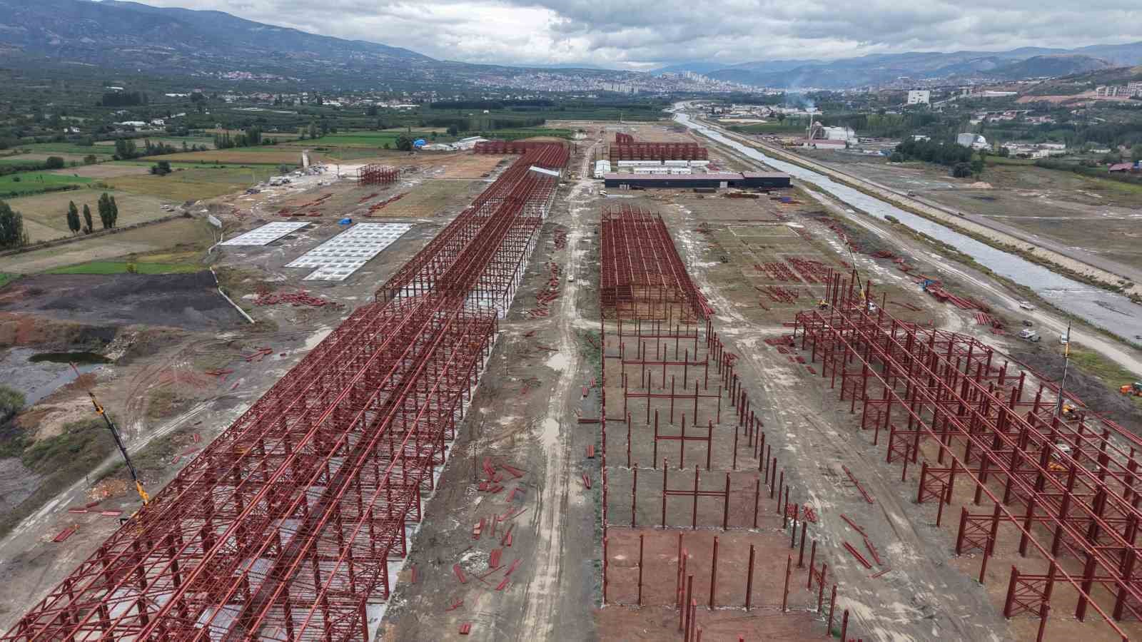 TOKAT’TA 550 DÖNÜMLÜK ALANDA YAPIMI SÜREN, 595 İŞ YERİNİN BULUNACAĞI YENİ NESİL TOKAT YEŞİL SANAYİ SİTESİ’NDE BETONARME ÇALIŞMALARININ YÜZDE 90’I TAMAMLANDI. MALİYETİ 10 MİLYAR LİRAYI AŞAN PROJENİN 2028 YILI SONUNDA HİZMETE AÇILMASI HEDEFLENİYOR.