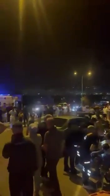 BURSA'DA İDDİAYA GÖRE DİREKSİYON HAKİMİYETİNİ KAYBEDEN EHLİYETSİZ SÜRÜCÜ, ORTA REFÜJÜ AŞARAK KARŞI YÖNDEN GELEN OTOMOBİL İLE ÇARPIŞTI. YAŞANAN KAZADA 7 KİŞİ YARALANDI.