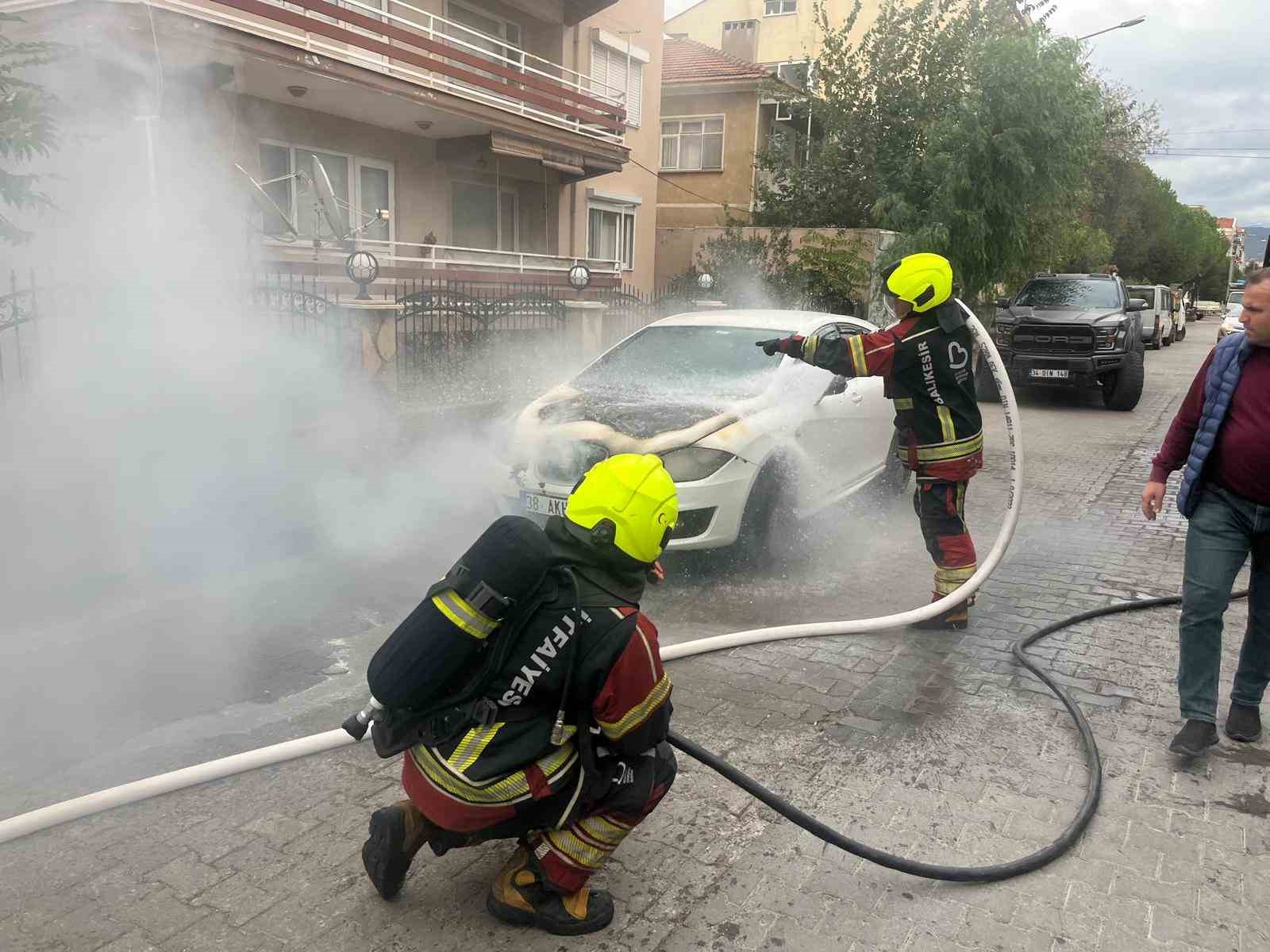BALIKESİR’İN BURHANİYE İLÇESİNDE CADDE ÜZERİNDE ANİDEN ALEV ALAN OTOMOBİL, İTFAİYE EKİPLERİNİN ZAMANINDA MÜDAHALESİYLE ÇEVREDEKİ BİNALARA SIÇRAMADAN SÖNDÜRÜLDÜ.