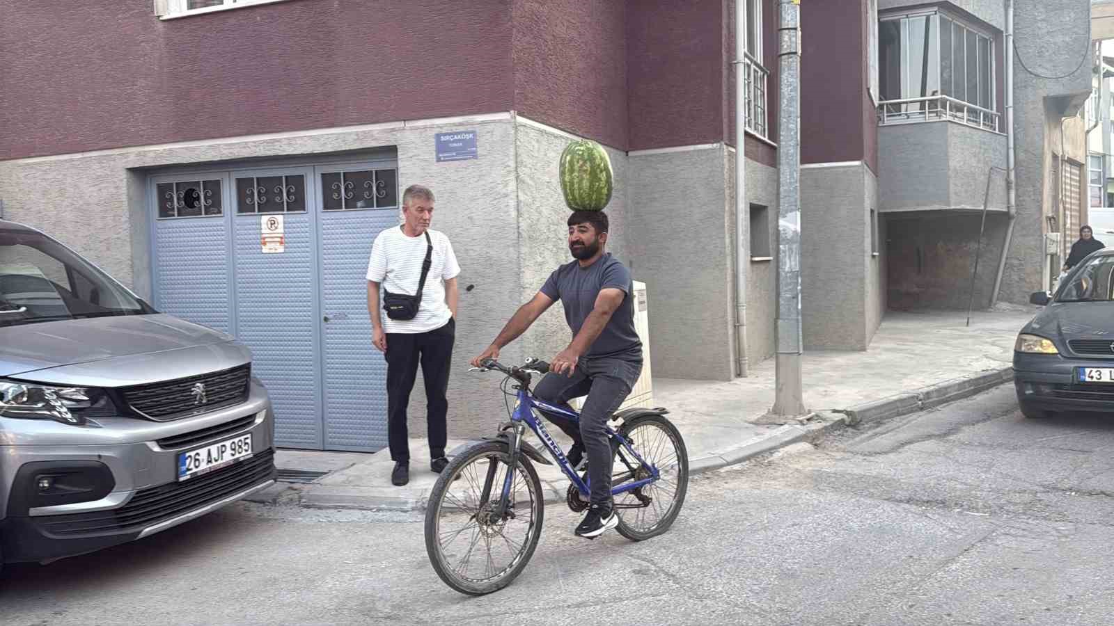 ÇOCUK YAŞTA SİMİT SATARKEN KEŞFETTİĞİ DENGE YETENEĞİNİ YILLAR İÇİNDE GELİŞTİREN ESKİŞEHİR’DE YAŞAYAN İNŞAAT USTASI MUSTAFA DURMAZ, KAFASINDA KİLOLARCA AĞIRLIKTA OLAN KARPUZ VARKEN; BİSİKLET BİNEBİLİYOR, HALAY ÇEKEBİLİYOR VE KOŞABİLİYOR
