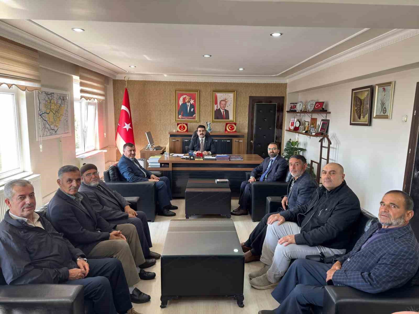 EMEKLİ DİN GÖREVLİLERİ; İLÇE MÜFTÜSÜ SAMİ ÖZGÜN İLE BİRLİKTE TOMARZA KAYMAKAMI SELİM ESER’İ ZİYARET ETTİ.