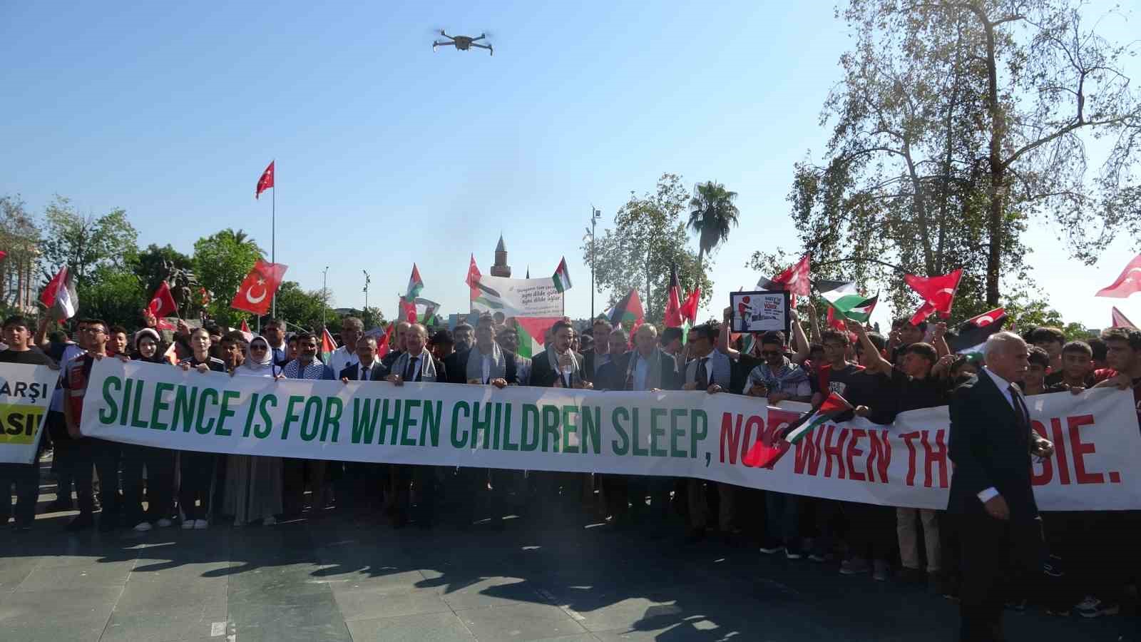 ANTALYA'DA, İSRAİL'İN GAZZE'YE YÖNELİK SALDIRILARININ ÜÇÜNCÜ YIL DÖNÜMÜNDE FİLİSTİN'E DESTEK AMACIYLA YÜRÜYÜŞ DÜZENLENDİ. 26 İMAM HATİP OKULUNDAN YAKLAŞIK 4 BİN GÖNÜLLÜ İMAM HATİP ÖĞRENCİSİ KATILDI