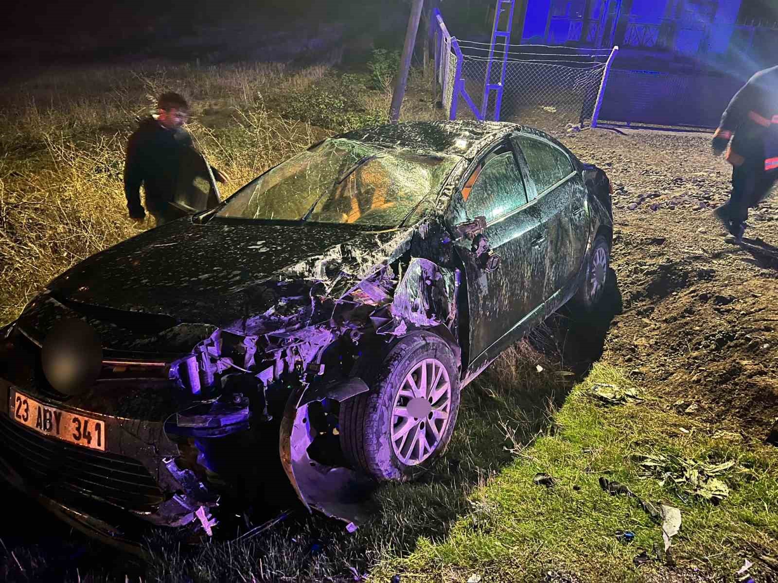 ELAZIĞ’IN KOVANCILAR İLÇESİNDE TRAKTÖR İLE OTOMOBİLİN ÇARPIŞMASI SONUCU MEYDANA GELEN TRAFİK KAZASINDA 2 KİŞİ YARALANDI.