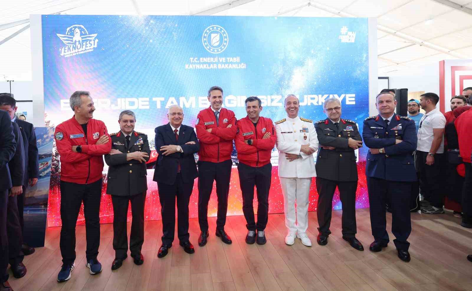 BAKAN GÜLER, TEKNOFEST ALANINI DOLAŞARAK STANTLARI ZİYARET ETTİ.