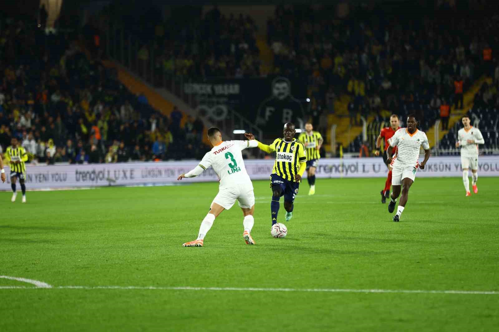 FENERBAHÇE, TRENDYOL SÜPER LİG'İN 8. HAFTASINDA EVİNDE CORENDON ALANYASPOR İLE KARŞILAŞIYOR. MÜSABAKANIN İLK 20 DAKİKASI 0-0 EŞİTLİKLE GEÇİLDİ.