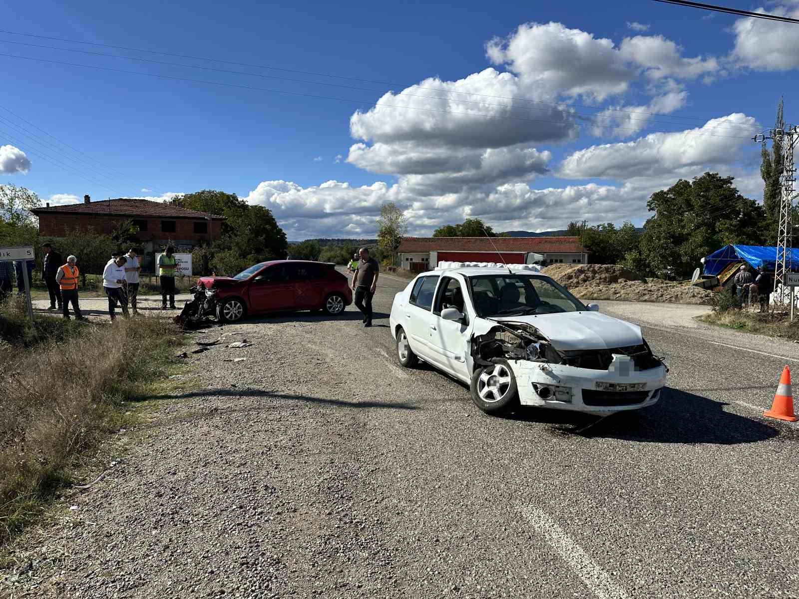 KASTAMONU’DA İKİ OTOMOBİLİN ÇARPIŞMASI SONUCU MEYDANA GELEN KAZADA ÜÇ KİŞİ YARALANDI.