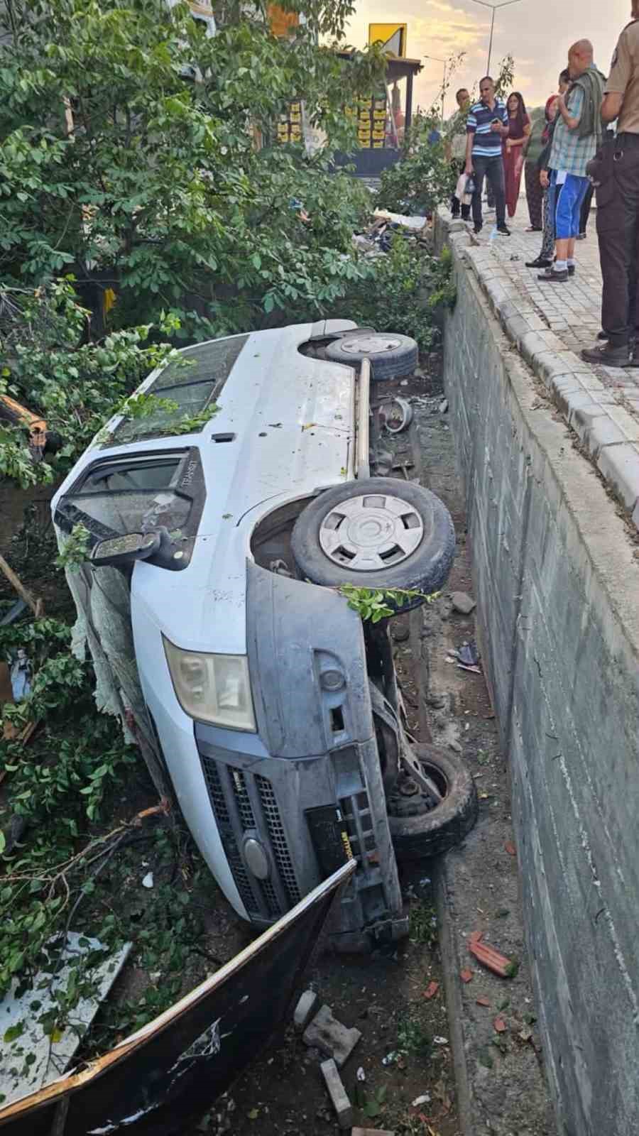 ELAZIĞ’DA SÜRÜCÜSÜNÜN KONTROLÜNDEN ÇIKAN HAFİF TİCARİ ARAÇ BAHÇEYE DÜŞTÜ.