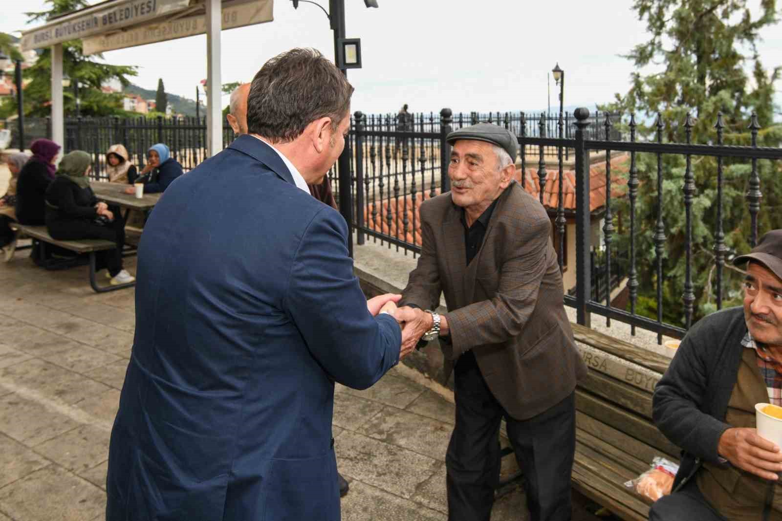 OSMANGAZİ BELEDİYE BAŞKANI ERKAN AYDIN, İLÇEYİ ORTAK AKIL VE İSTİŞARE ANLAYIŞIYLA YÖNETME HEDEFİ DOĞRULTUSUNDA MAHALLE ZİYARETLERİNİ SÜRDÜRÜYOR. İLÇENİN FARKLI NOKTALARINDA VATANDAŞLARLA BİR ARAYA GELEREK TALEP, GÖRÜŞ VE ÖNERİLERİ YERİNDE DİNLEYEN BAŞKAN AYDIN, BU KEZ MOLLAFENARİ MAHALLESİ’Nİ ZİYARET ETTİ.