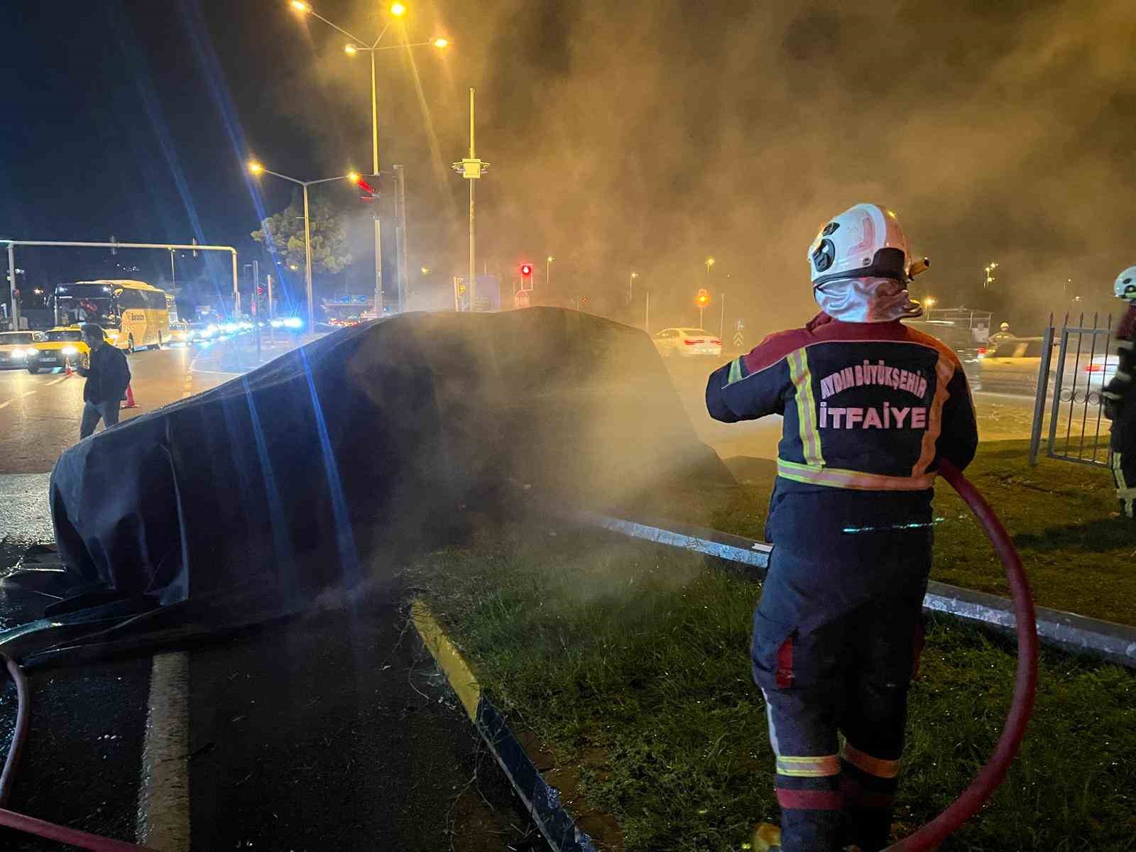 AYDIN’IN EFELER İLÇESİNDE TIRLA ÇARPIŞTIKTAN SONRA ALEV TOPUNA DÖNEN TESLA MARKA ELEKTRİKLİ OTOMOBİLİN YANGININA İTFAİYE EKİPLERİ, 3 BİN DERECEYE KADAR DAYANIKLI ÖZEL YANGIN BATTANİYESİYLE MÜDAHALE ETTİ, YAKLAŞIK 3 SAAT SÜREN ÇALIŞMALARIN ARDINDAN SÖNDÜRÜLEN OTOMOBİL İSE KÜLE DÖNDÜ.
