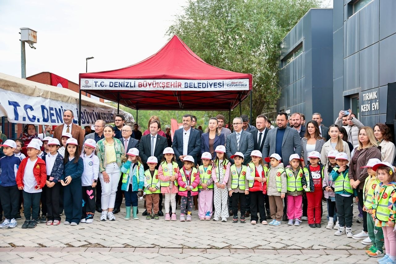 DENİZLİ BÜYÜKŞEHİR BELEDİYESİ, 4 EKİM DÜNYA HAYVANLARI KORUMA GÜNÜ DOLAYISIYLA SOKAK HAYVANLARI BARINMA VE REHABİLİTASYON MERKEZİ’NDE ANLAMLI BİR ETKİNLİĞE EV SAHİPLİĞİ YAPTI. EŞİ NİLGÜN ÇAVUŞOĞLU, PROTOKOL ÜYELERİ VE ÇOCUKLARLA BİRLİKTE TESİSİ GEZEN BAŞKAN BÜLENT NURİ ÇAVUŞOĞLU, "ŞEHRİMİZİ BERABER PAYLAŞTIĞIMIZ CAN DOSTLARIMIZA YALNIZCA BUGÜN DEĞİL, HER ZAMAN SAHİP ÇIKMAYA DEVAM EDECEĞİZ" DEDİ.