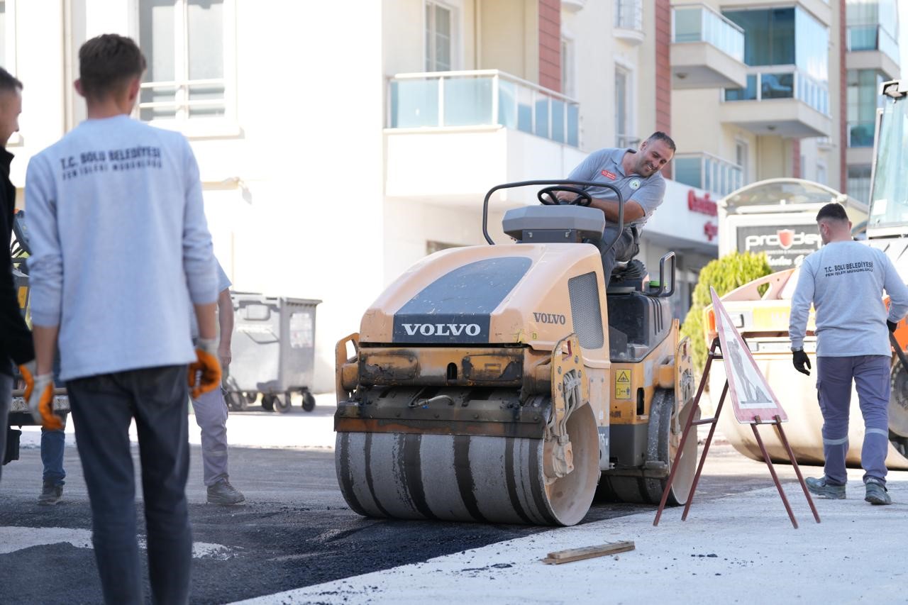 BOLU BELEDİYESİ EKİPLERİ, BORAZANLAR MAHALLESİ’NDEKİ 409 VE 410. SOKAKLARDA YOL VE KALDIRIM YENİLEME ÇALIŞMALARINI TAMAMLAYARAK YOLLARI ARAÇ VE YAYA TRAFİĞİNE AÇTI.