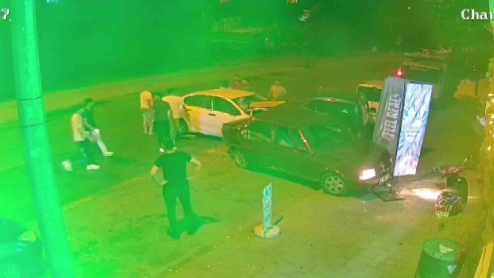 DENİZLİ’DE ALKOLLÜ KADIN SÜRÜCÜ SEYİR HALİNDEYKEN BİR ANDA GAZA BASINCA HEM ÖNÜNDEKİ HEM PARK HALİNDEKİ ARAÇLARI ADETA BİÇTİ. KAZA ANI GÜVENLİK KAMERALARINA ANBEAN YANSIDI.