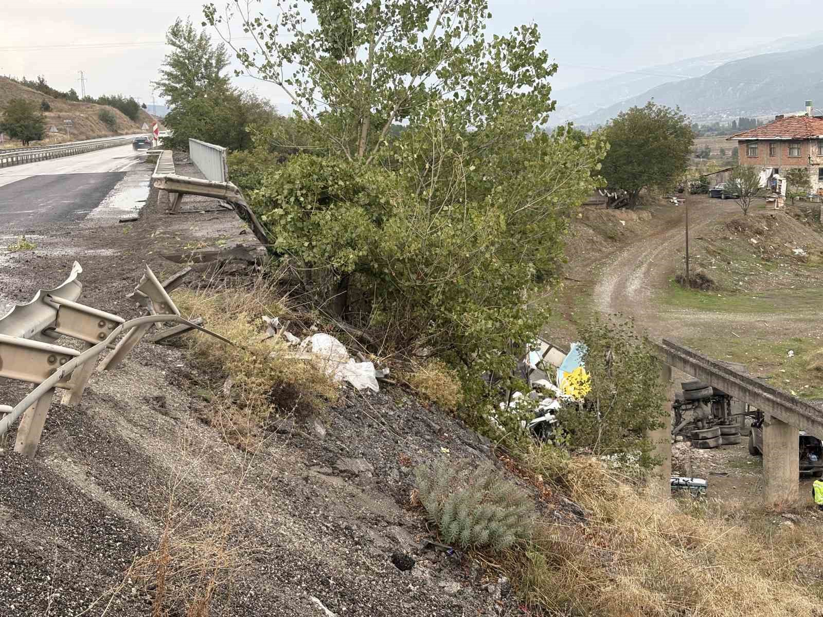 UÇTUĞU ALANDAKİ BETON SU KEMERİNE DE ÇARPAN KAMYON HURDA YIĞININA DÖNDÜ. KAZADA SÜRÜCÜ İLE KAMYONDA BULUNAN İSMAİL Ö. KABİNDE SIKIŞARAK YARALANDI. KAMYONDA BULUNAN KARGO PAKETLERİ İSE ETRAFA SAÇILDI.