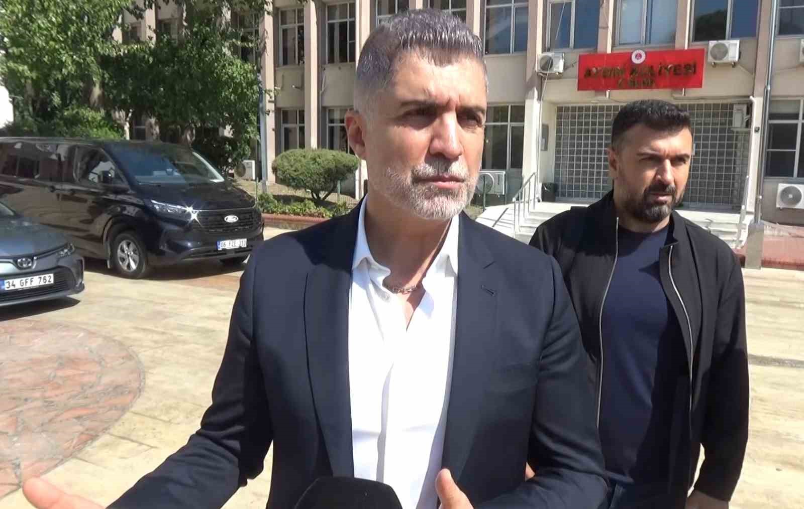 AYDIN’DA KARDEŞİ SİBEL DENİZ SEMERCİ HAKKINDA AÇILAN HAKARET DAVASINDA TANIK OLARAK DİNLENEN ÖZCAN DENİZ, DURUŞMA SONRASI YAPTIĞI AÇIKLAMADA DAVAYI “YERSİZ VE HAKSIZ” OLARAK NİTELENDİREREK KARDEŞİNE DESTEK VERDİĞİNİ SÖYLEDİ.