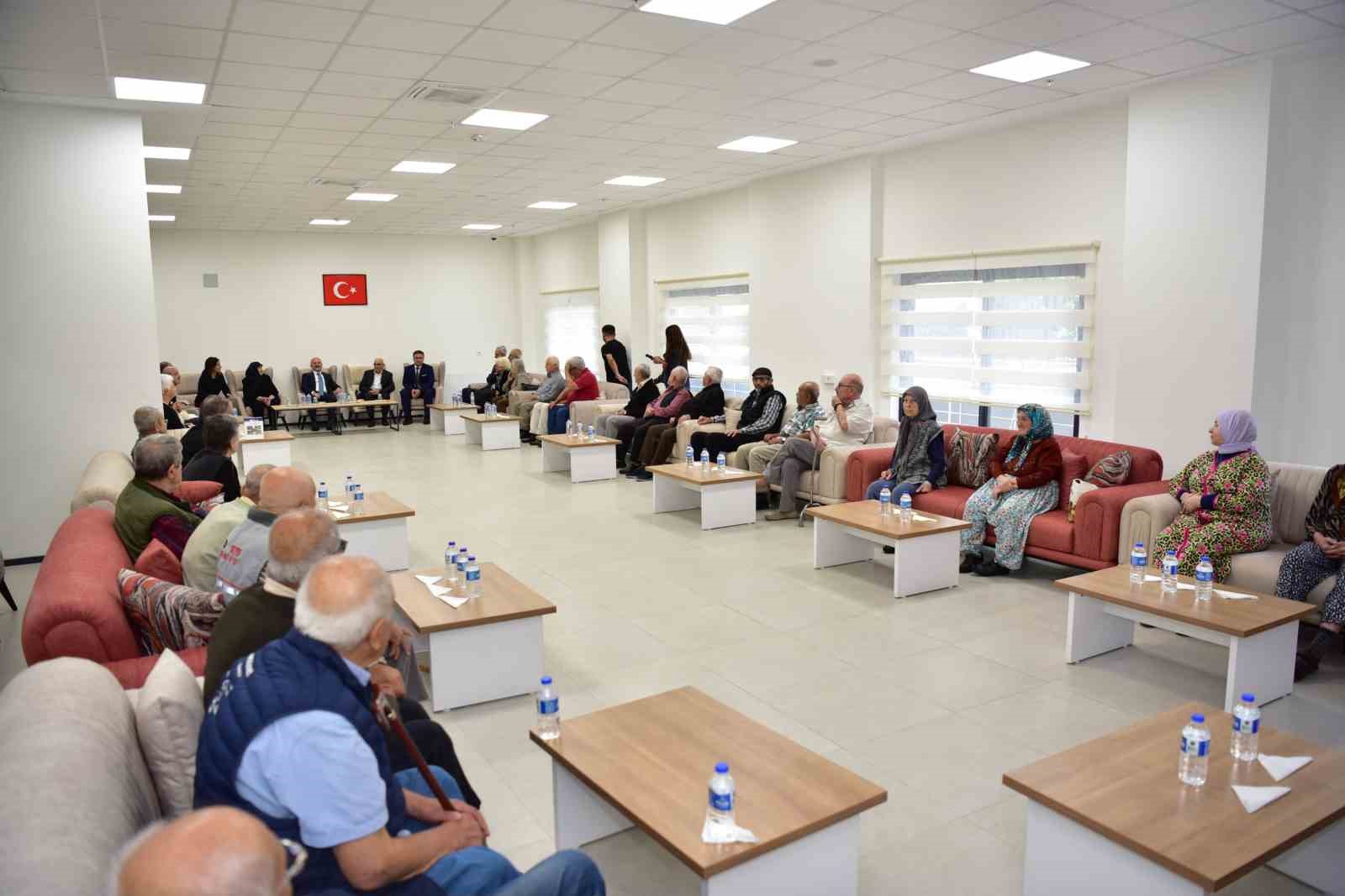 AYDIN VALİSİ DR. OSMAN VAROL, 1 EKİM DÜNYA YAŞLILAR GÜNÜ DOLAYISIYLA AYDIN HUZUREVİ YAŞLI BAKIM VE REHABİLİTASYON MERKEZİ’Nİ ZİYARET EDEREK HUZUREVİ SAKİNLERİYLE BİR ARAYA GELDİ.