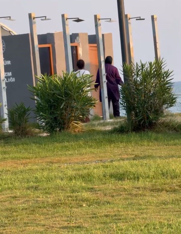 ANTALYA’NIN SERİK İLÇESİNE BAĞLI BELEK’TE BİR HALK PLAJINDA TESETTÜRLÜ KADINLARI İZİNSİZ ŞEKİLDE GÖRÜNTÜLEYEREK HAKARET İÇERİKLİ İFADELER KULLANAN ŞAHISLARIN SOSYAL MEDYA PAYLAŞIMI TEPKİ ÇEKTİ. GÖRÜNTÜLER ÜZERİNE SERİK CUMHURİYET BAŞSAVCILIĞI TARAFINDAN RESEN SORUŞTURMA BAŞLATILDI.