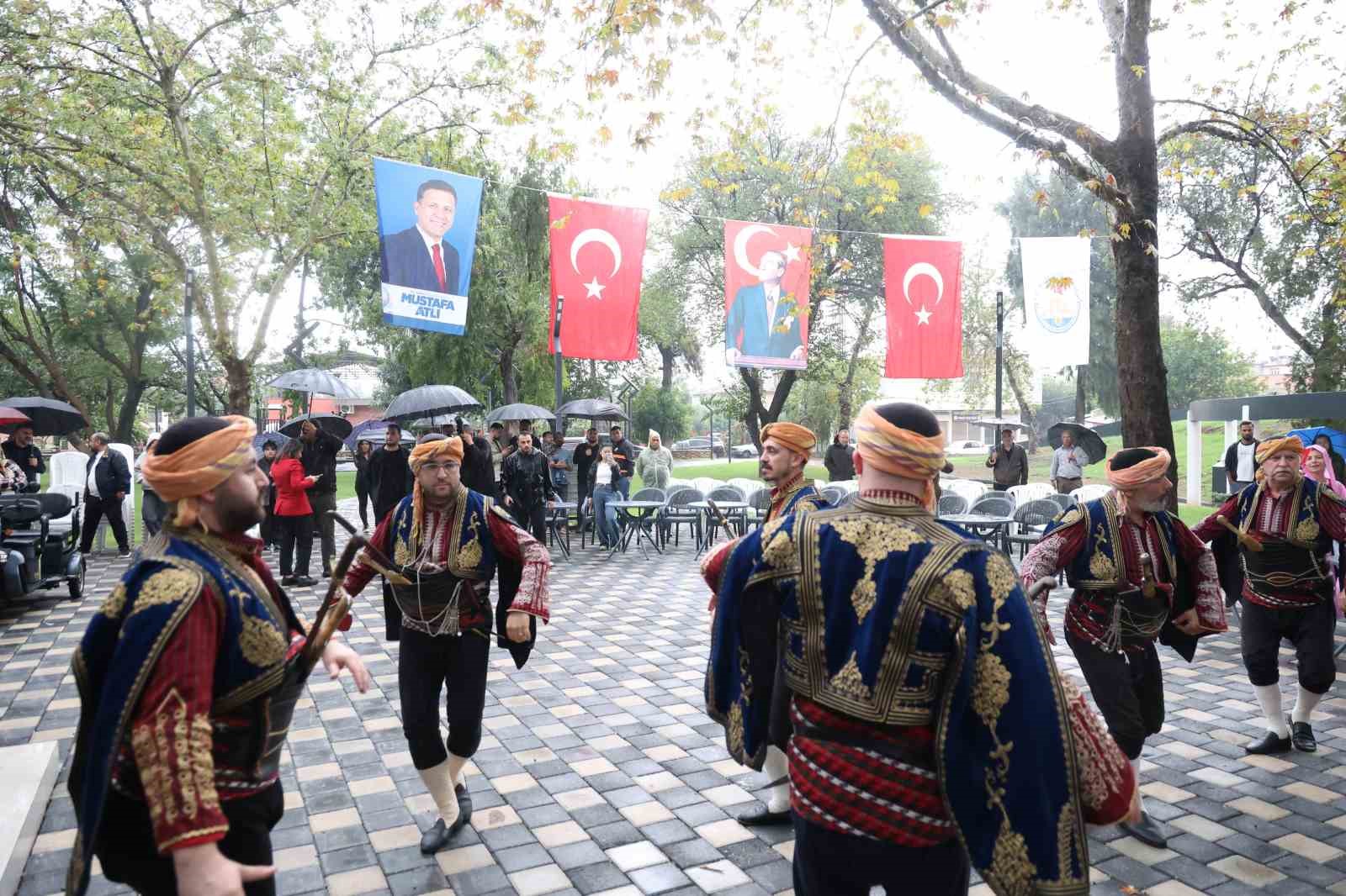 ADANA’NIN KOZAN İLÇESİNDE, DÜNYA VE OLİMPİYAT ŞAMPİYONU MİLLİ GÜREŞÇİ İSMET ATLI’NIN ADINI YAŞATMAK AMACIYLA BU YIL 10’UNCUSU DÜZENLENEN GELENEKSEL İSMET ATLI KARAKUCAK GÜREŞLERİ, YAĞMURA RAĞMEN GERÇEKLEŞTİRİLEN KORTEJ YÜRÜYÜŞÜYLE BAŞLADI.