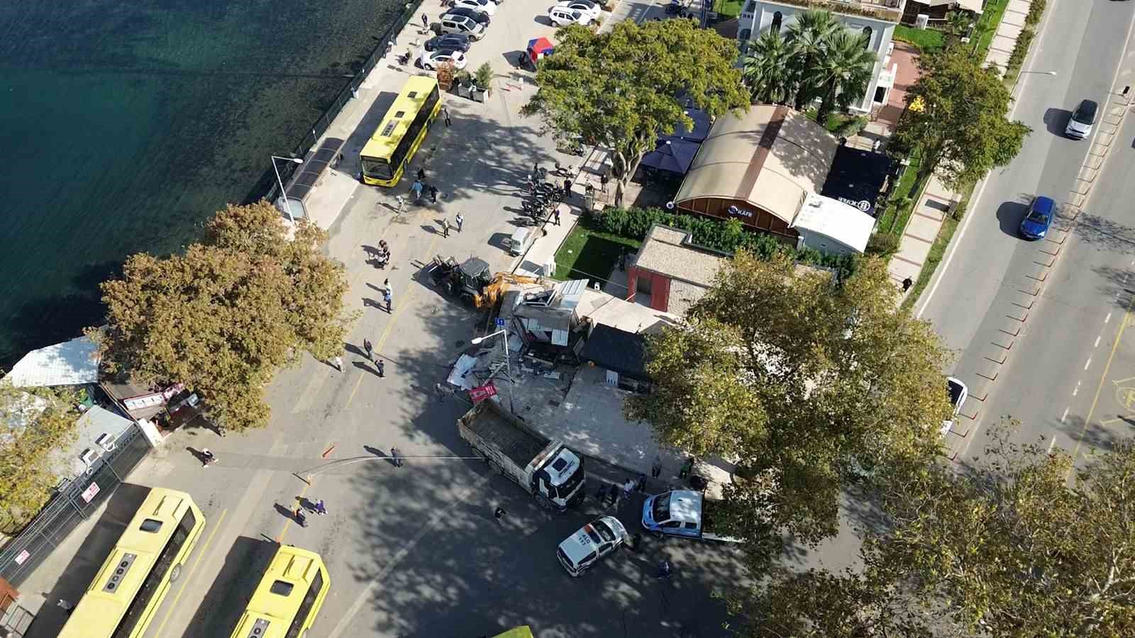 BURSA'DA UZUN SÜREDİR FAALİYET GÖSTEREN MEYDANDAKİ BÜFE, MUDANYA BELEDİYESİ TARAFINDAN USULSÜZ KULLANIM GEREKÇESİYLE YAPILAN TAHLİYE VE YIKIM TALEBİNİN ARDINDAN, İŞLETMECİNİN MAHKEMEYE YAPTIĞI BAŞVURUNUN REDDEDİLMESİ ÜZERİNE YIKILDI.GÖKÇİN ÖDÜL/BURSA-İHA