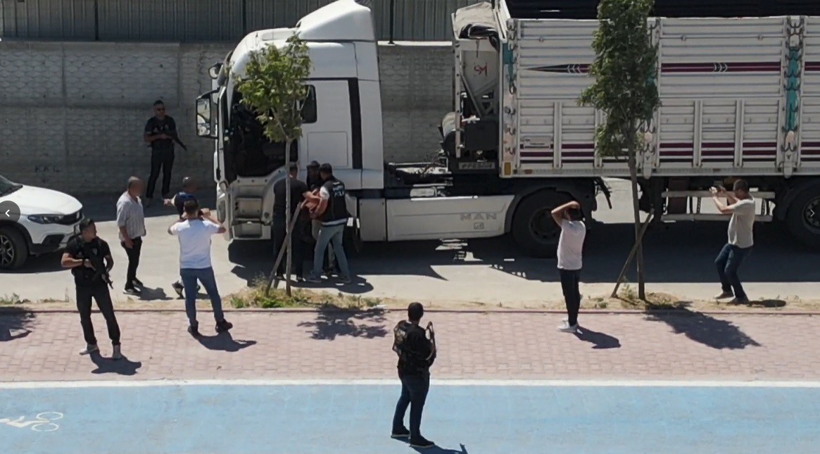 KONYA’DA NARKOTİK EKİPLERİNİN DÜZENLEDİĞİ OPERASYONDA BİR ARAÇTA 124 BİN 376 ADET SENTETİK ECZA HAPI ELE GEÇİRİLDİ.