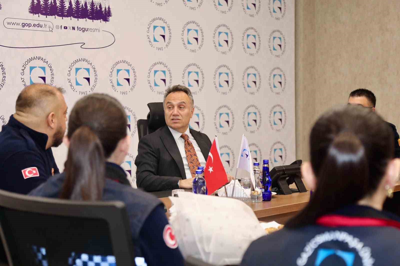 TOKAT GAZİOSMANPAŞA ÜNİVERSİTESİ (TOGÜ) SİVİL SAVUNMA VE İTFAİYECİLİK PROGRAMI ÖĞRENCİLERİ VE AKADEMİSYENLERİ, YANGINDAN KORUNMA VE İTFAİYECİLİK HAFTASI DOLAYISIYLA REKTÖR PROF. DR. FATİH YILMAZ’I ZİYARET ETTİ.