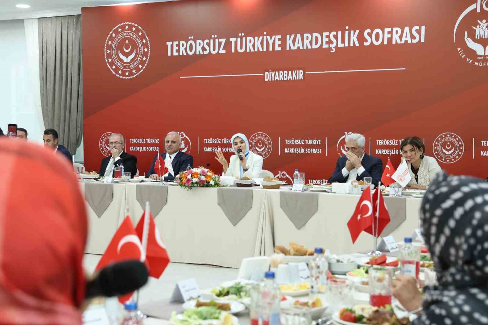 BAKAN GÖKTAŞ, CUMHURBAŞKANI RECEP TAYYİP ERDOĞAN’IN TALİMATLARI DOĞRULTUSUNDA YÜRÜTÜLEN ‘TERÖRSÜZ TÜRKİYE BULUŞMALARI’ KAPSAMINDAKİ ‘TERÖRSÜZ TÜRKİYE KARDEŞLİK SOFRASI’NIN 22’NCİSİNİ DİYARBAKIR’DA GERÇEKLEŞTİRDİ.