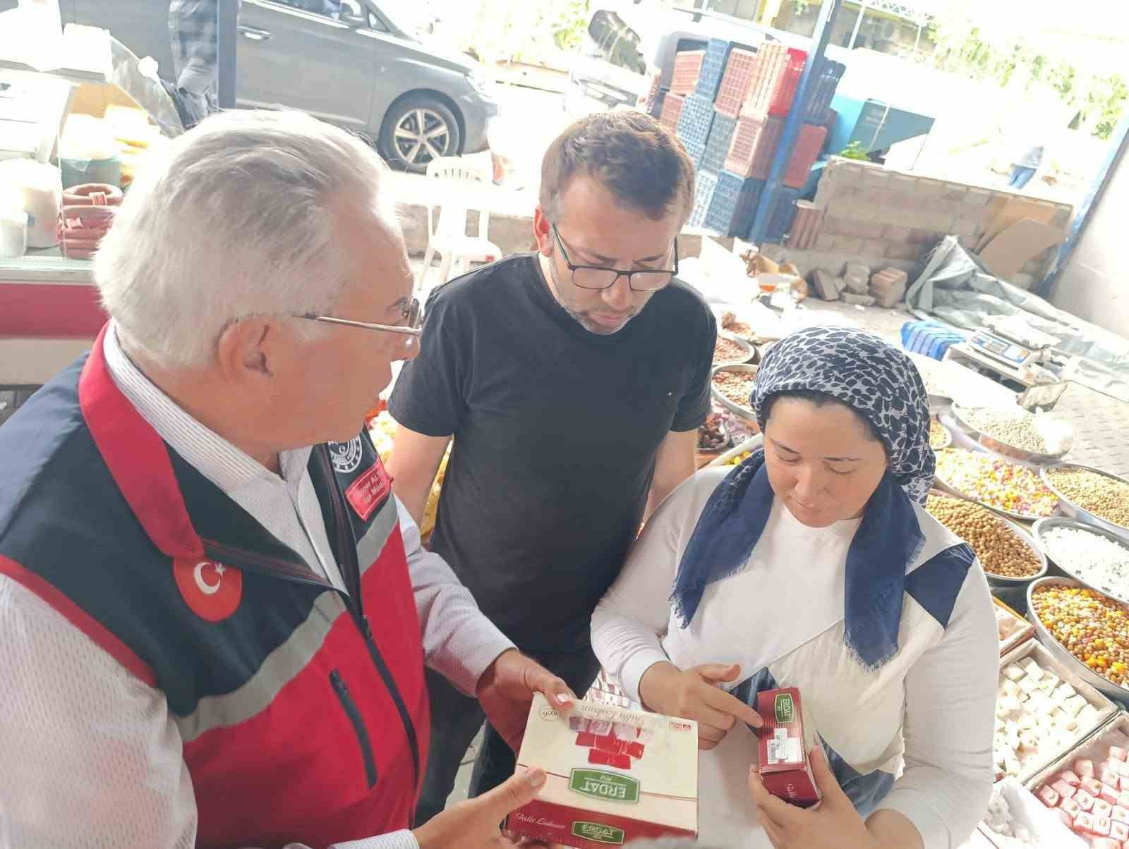AYDIN’IN BUHARKENT İLÇESİNDE TÜKETİCİLERİN SAĞLIKLI VE GÜVENİLİR GIDAYA ULAŞABİLMESİ AMACIYLA İLÇE MERKEZİNDE VE SAVCILLI MAHALLESİ’NDE KURULAN PAZAR YERLERİNDE GIDA DENETİMİ GERÇEKLEŞTİRİLDİ.