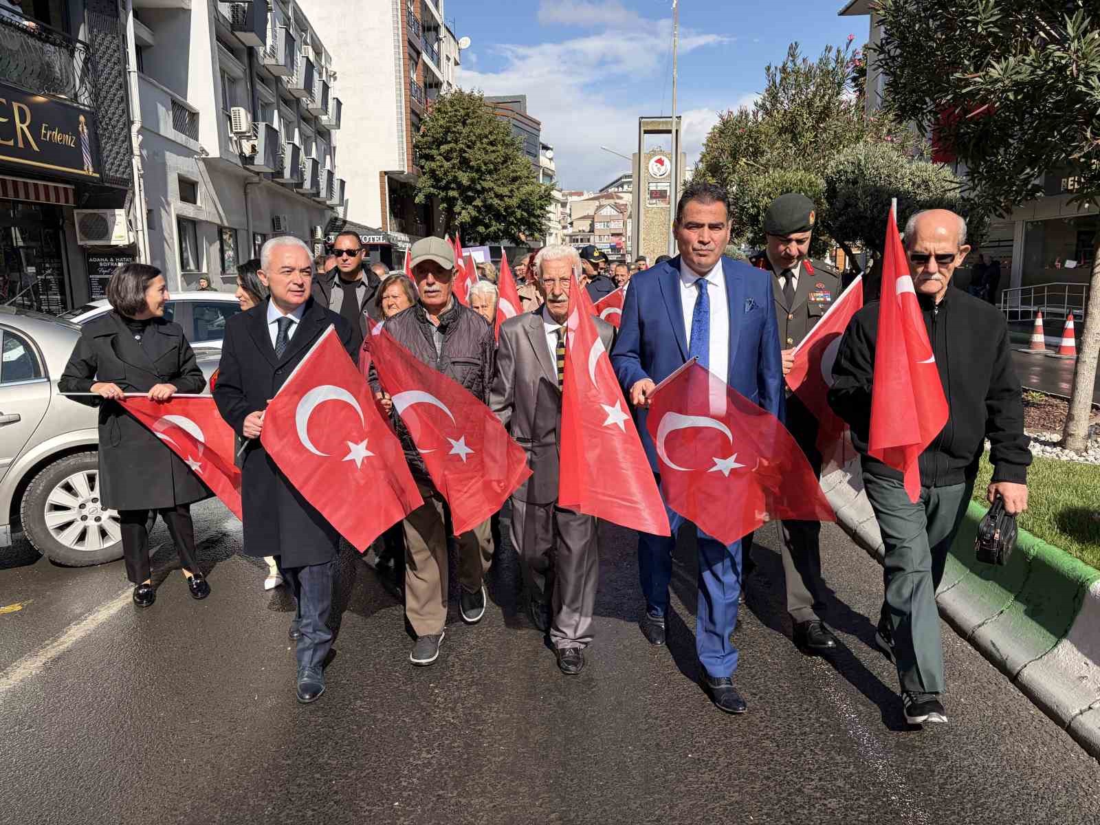 KIRKLARELİ’NDE 1 EKİM DÜNYA YAŞLILAR GÜNÜ KAPSAMINDA,  SAĞLIKLI VE AKTİF YAŞLANMAYA YÖNELİK FARKINDALIĞI ARTIRMAK AMACIYLA KORTEJ YÜRÜYÜŞÜ DÜZENLENDİ.
