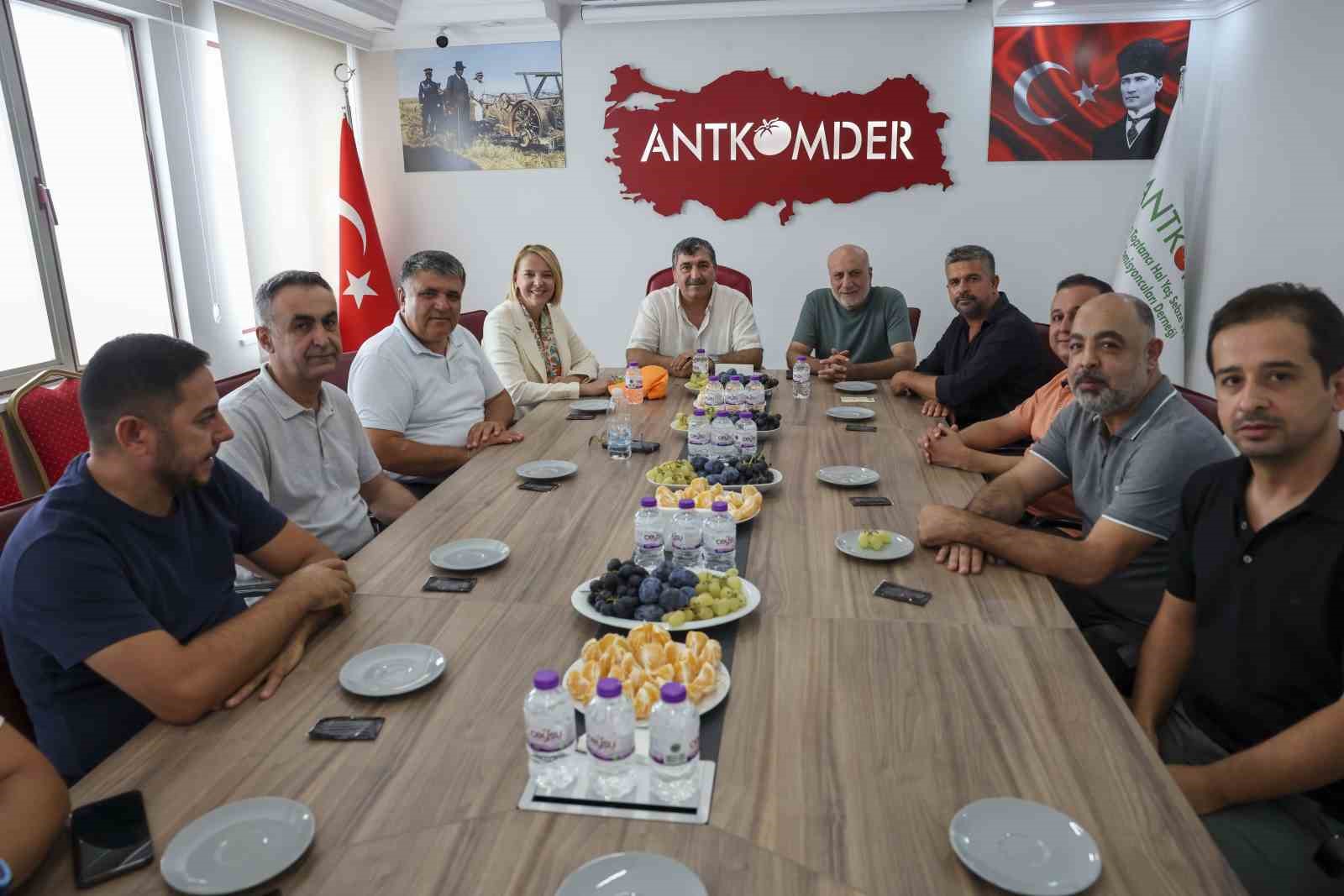 ATSO BAŞKAN ADAYI HATİCE ÖZ, SEÇİM ÇALIŞMALARI KAPSAMINDA ANTALYA TOPTANCI HALİ'Nİ ZİYARET ETTİ.