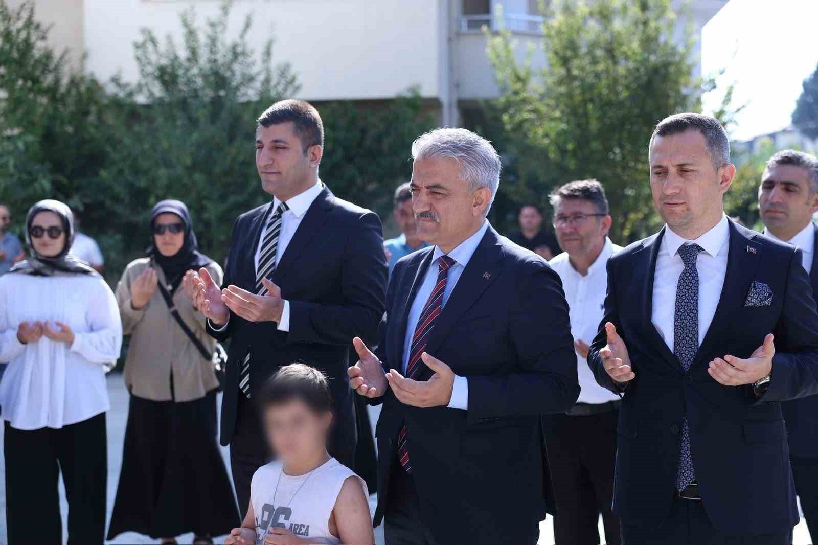 DÜZCE’DE EBEVEYN KAYBI YAŞAMIŞ ÇOCUKLAR, “AZİZ MİLLETİMİZİN EMANETLERİ ECDADIN İZİNDE, DÜŞÜNCENİN ÖZÜNDE” PROJESİ KAPSAMINDA ANKARA VE KONYA’YA UĞURLANDI.