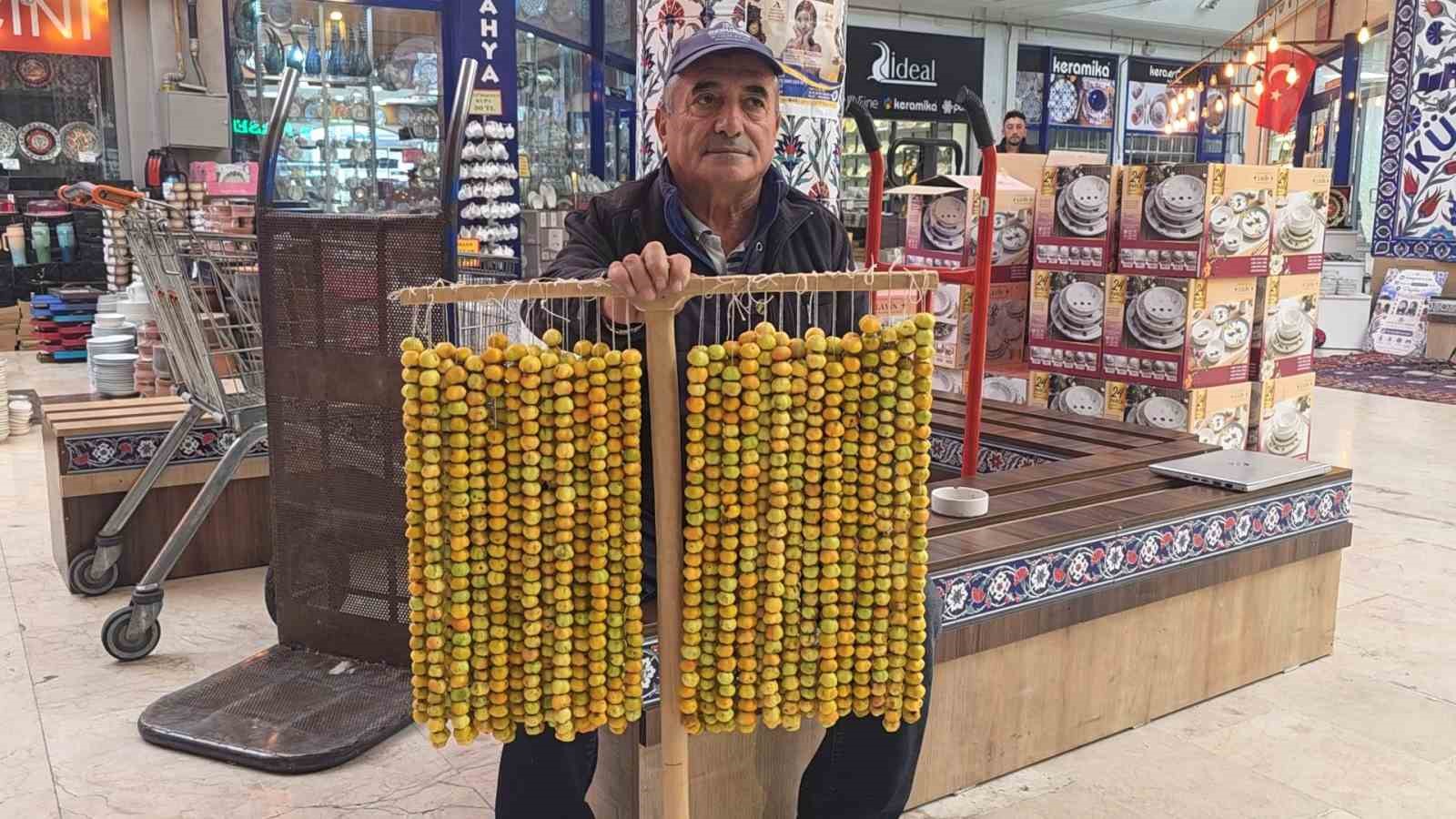 KÜTAHYA'DA DAĞLARDAN TOPLADIĞI ALIÇLARI VATANDAŞLARLA BULUŞTURAN SEYYAR SATICI MUSTAFA AKAN, MEYVENİN TOPLANMA VE SATIŞ SÜRECİ HAKKINDA BİLGİ VERDİ.