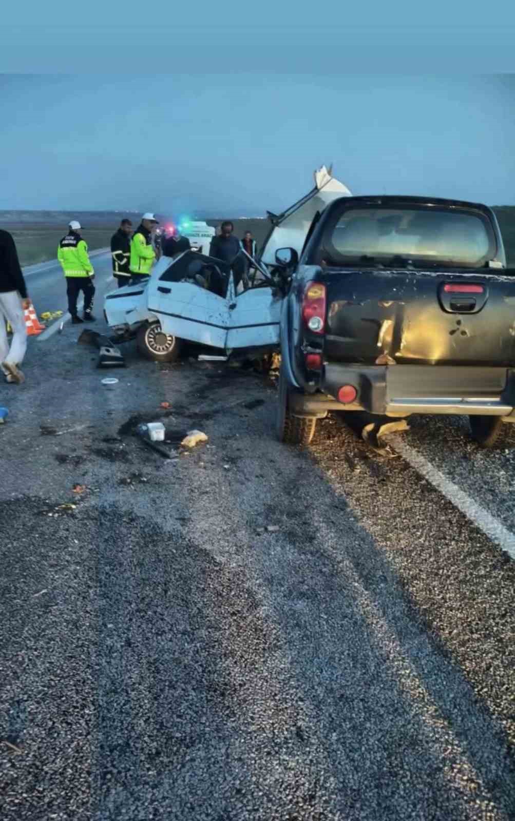 ÇANKIRI’NIN KIZILIRMAK İLÇESİNDE OTOMOBİL İLE PİKABIN ÇARPIŞMASI SONUCU 1 KİŞİ HAYATINI KABETTİ, 2 KİŞİ YARALANDI.