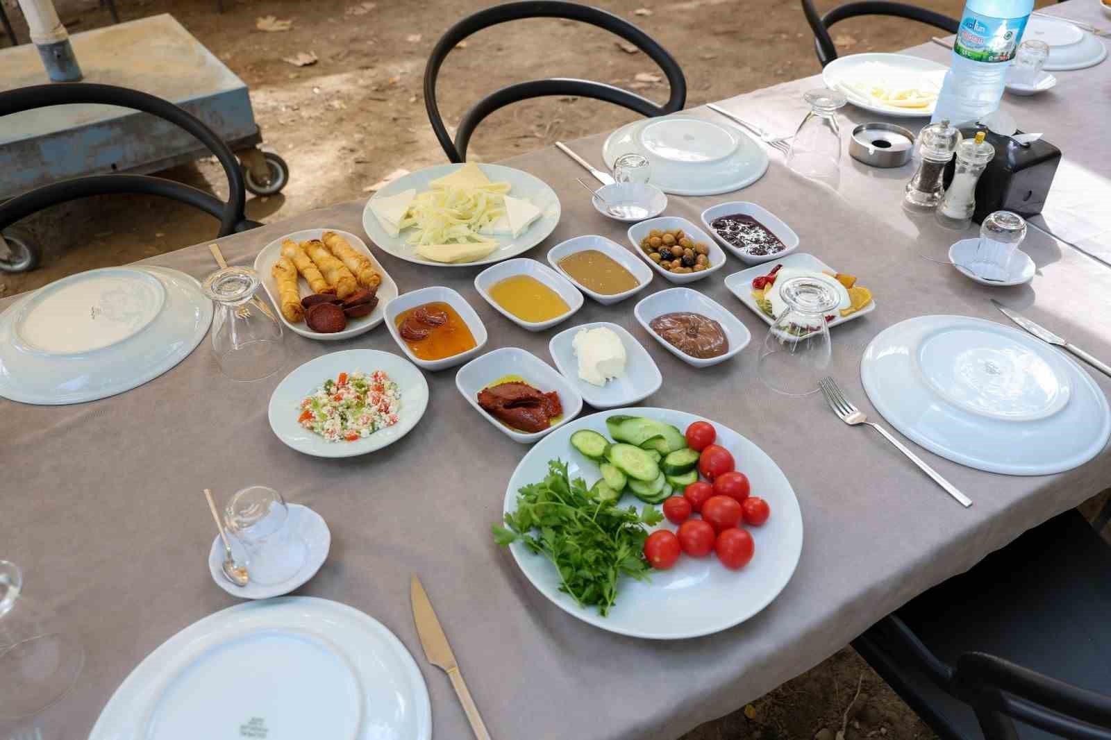 İMAMKÖY MAHALLESİ’NDE HİZMET VEREN DOĞA RESTAURANT, ZENGİN KAHVALTI SEÇENEKLERİ VE DOĞAYLA İÇ İÇE ATMOSFERİYLE GÜNE KEYİFLİ BİR BAŞLANGIÇ YAPMAK İSTEYENLERİ AĞIRLIYOR.