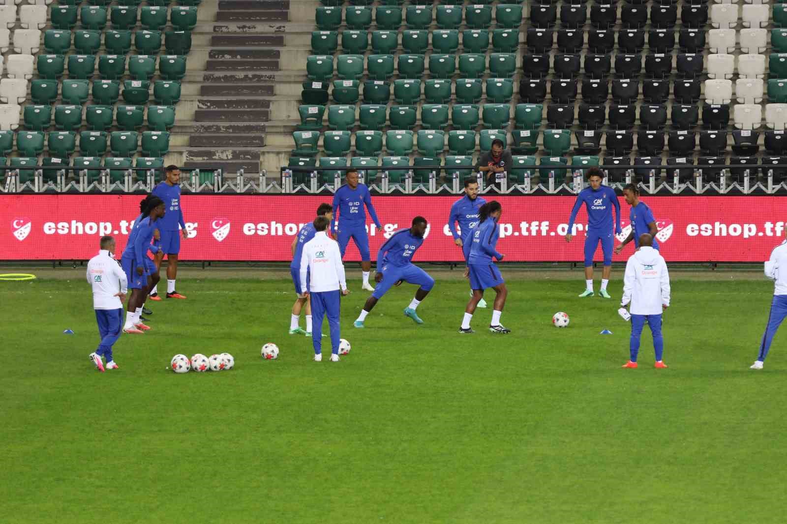 UEFA ULUSLAR A LİGİ 1. GRUP İLK MAÇINDA YARIN A MİLLİ FUTBOL TAKIMI İLE KARŞILAŞACAK FRANSA MİLLİ TAKIMI, MAÇ ÖNCESİ SON ANTRENMANINI KOCAELİ STADYUMU'NDA GERÇEKLEŞTİRDİ.