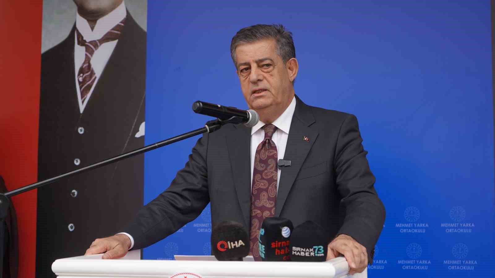 ŞIRNAK BELEDİYE BAŞKANI MEHMET YARKA DA AÇILIŞTA YAPTIĞI KONUŞMADA, OKULUN KENDİSİ İÇİN YALNIZCA BİR EĞİTİM YATIRIMI OLMADIĞINI, AYNI ZAMANDA AİLE BAĞLARININ, KARDEŞLİĞİN VE EĞİTİME DUYULAN İNANCIN ANLAMLI BİR ÖRNEĞİ OLDUĞUNU SÖYLEDİ.