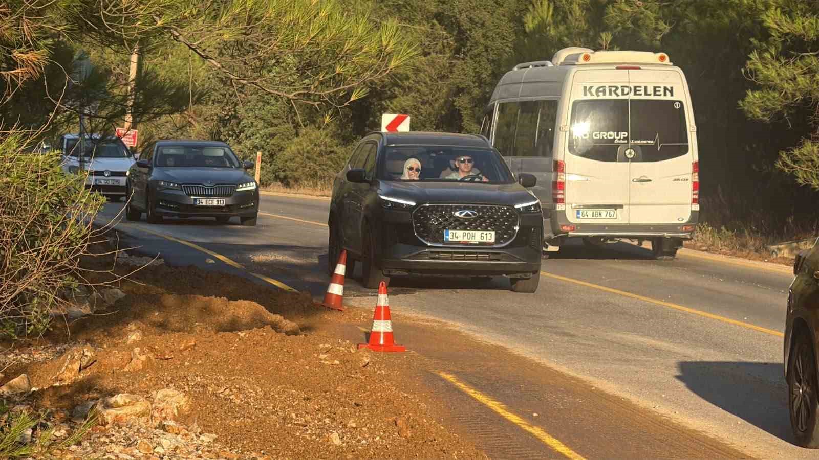 ANA İSALE HATTI PATLADI, SU METRELERCE YÜKSELDİ: FIRLAYAN TAŞLAR LÜKS ARACIN CAMINI PARÇALADI