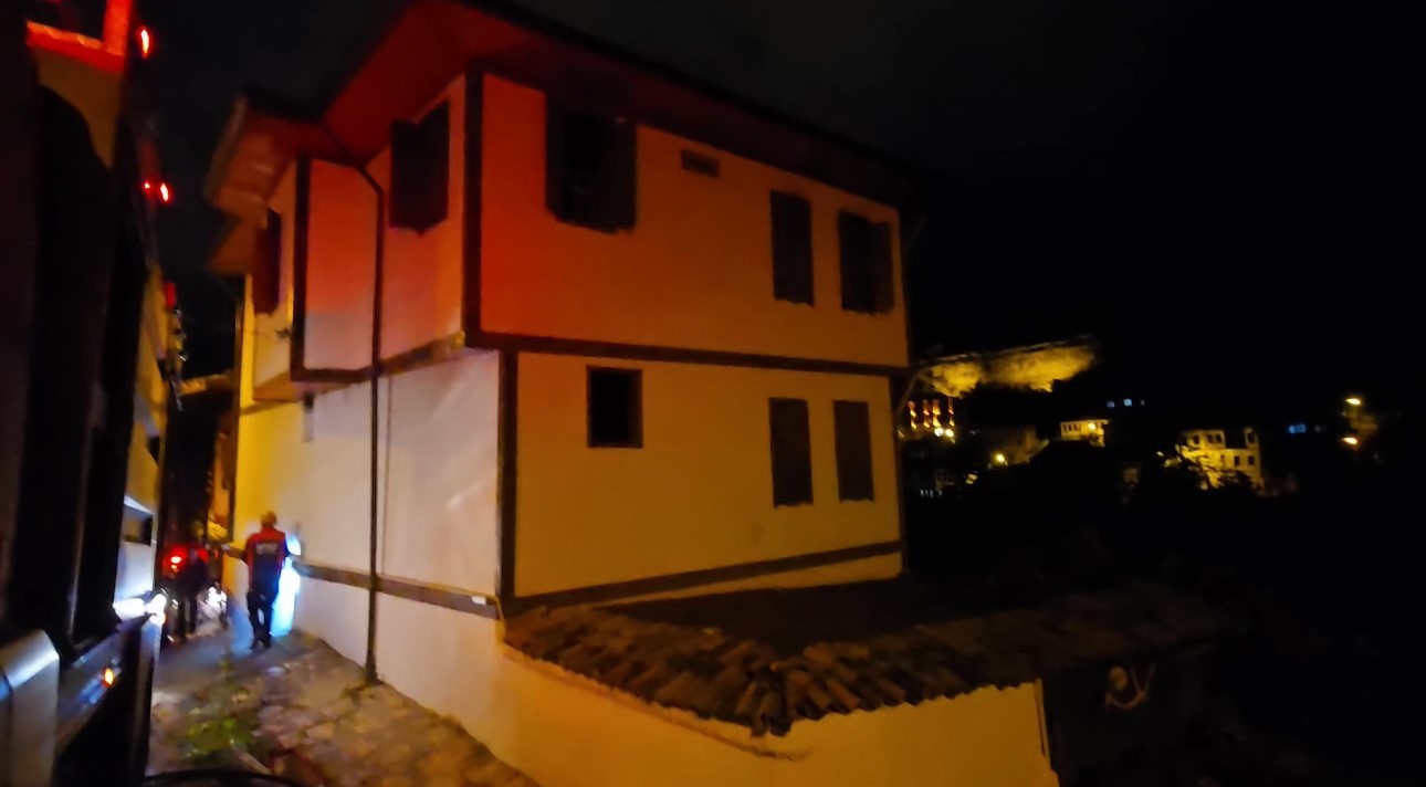 KARABÜK’ÜN SAFRANBOLU İLÇESİNDE YAKLAŞIK 200 YILLIK KONAKTA ÇIKAN YANGIN, İTFAİYE EKİPLERİNİN HIZLI MÜDAHALESİYLE SÖNDÜRÜLDÜ.